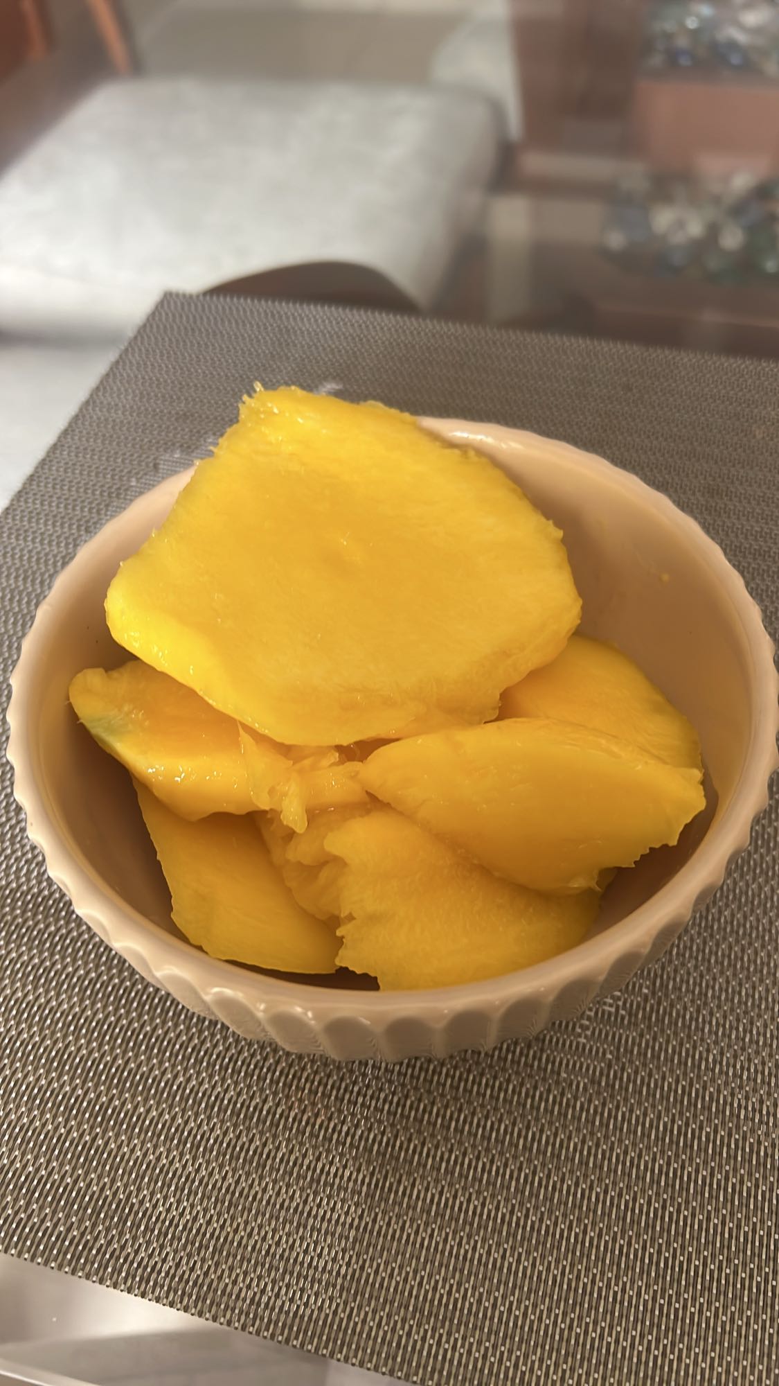 Mango fresco en rodajas