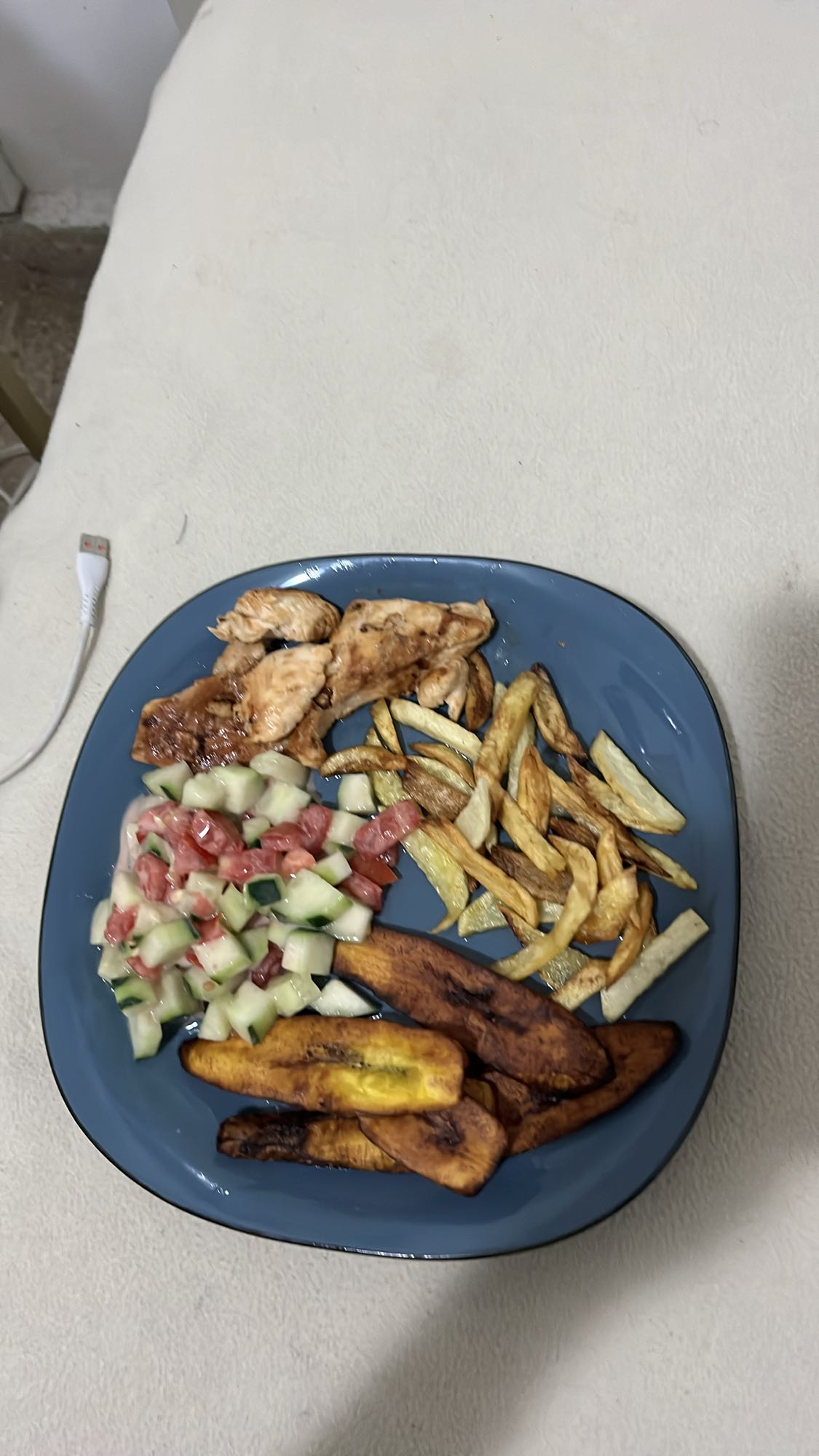 Pollo con vegetales y fritos