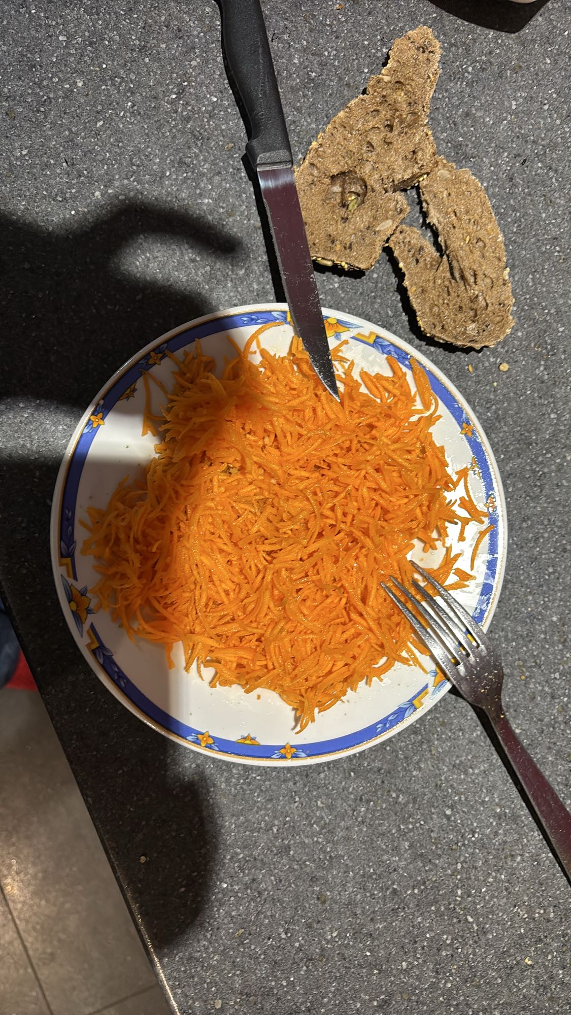 Carottes râpées et pain