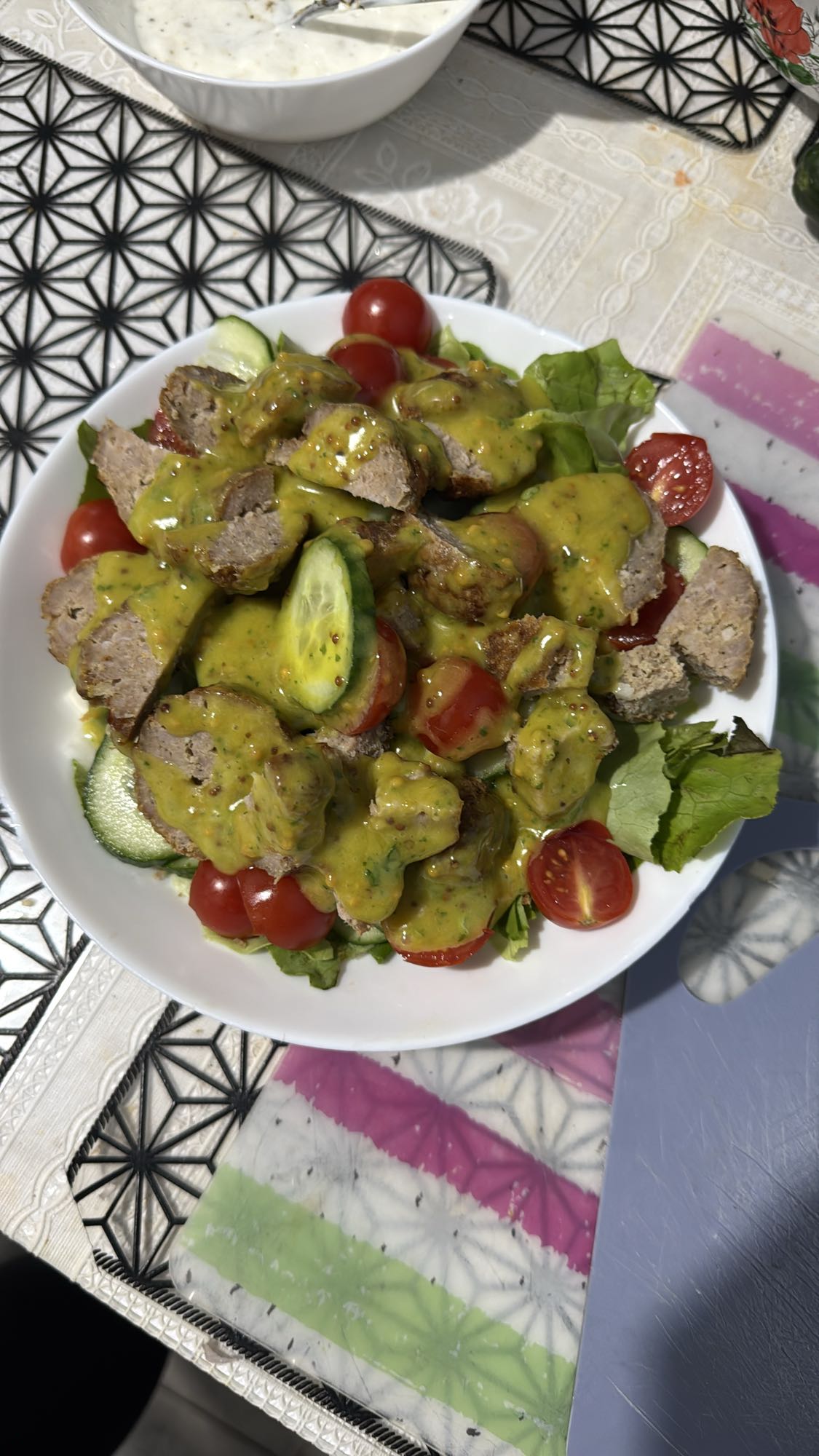 Sałatka z klopsikami i sosem