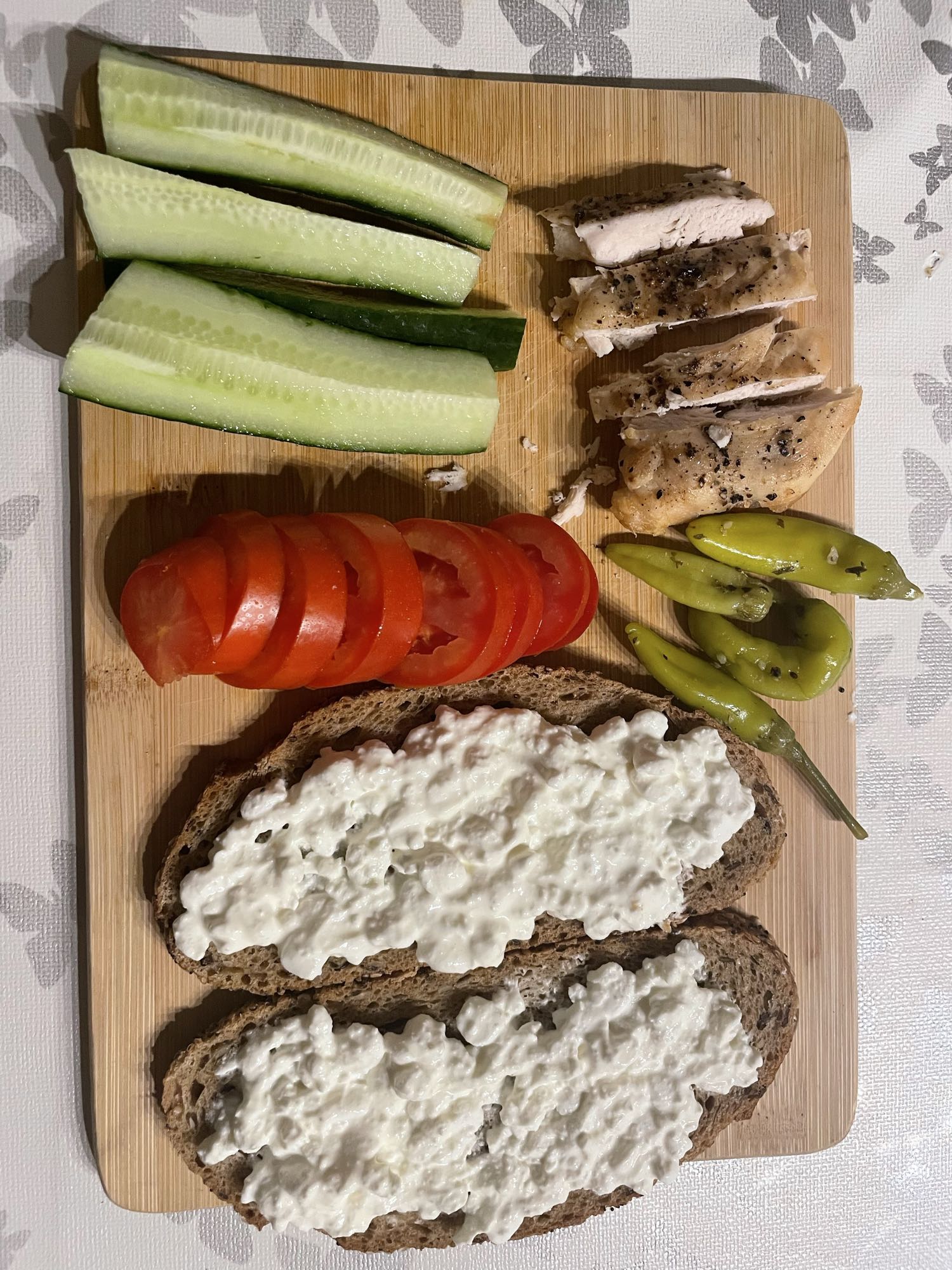 Körniger Frischkäse Brotbrett