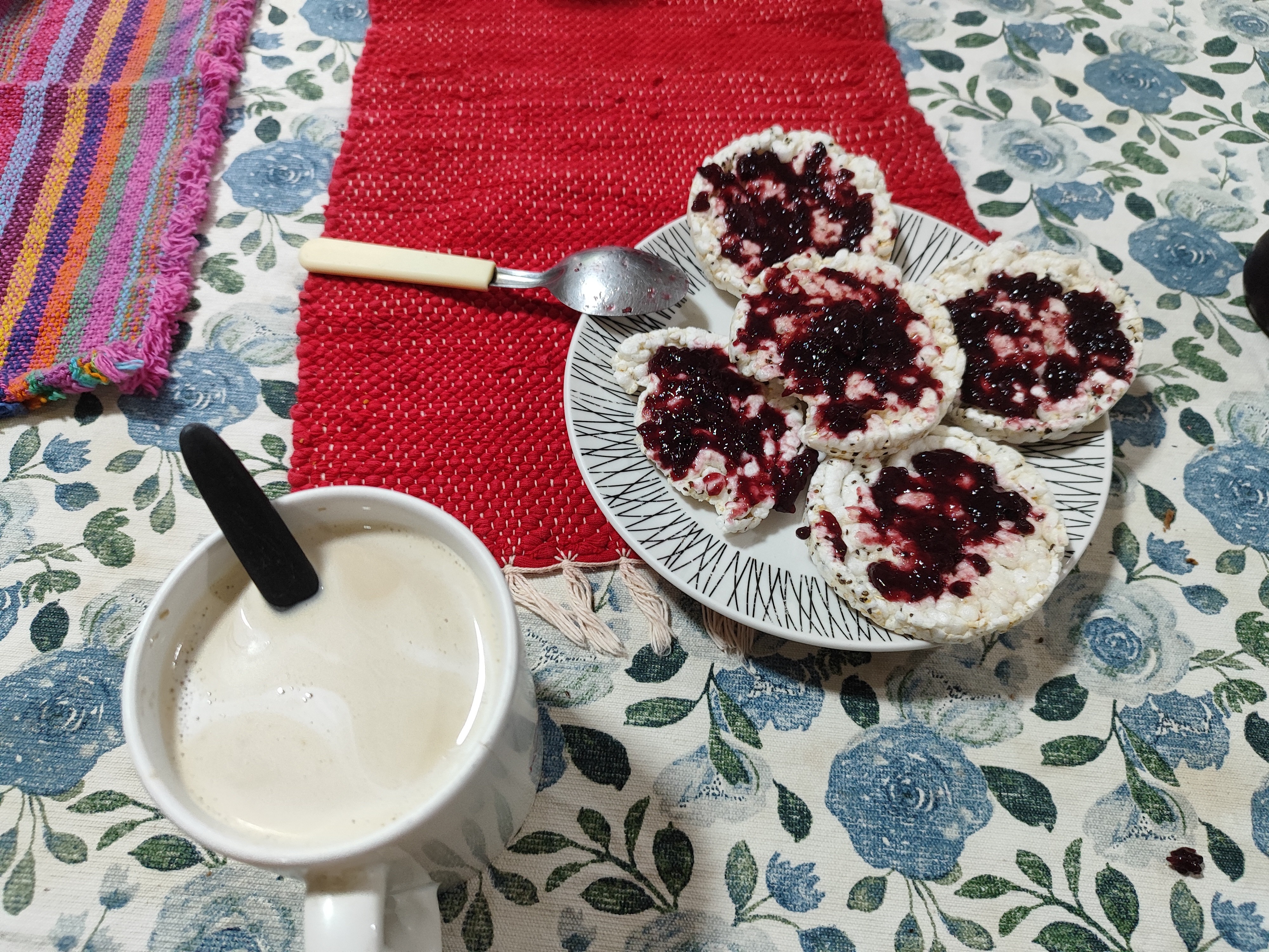 galletas de arroz con mermelada y café
