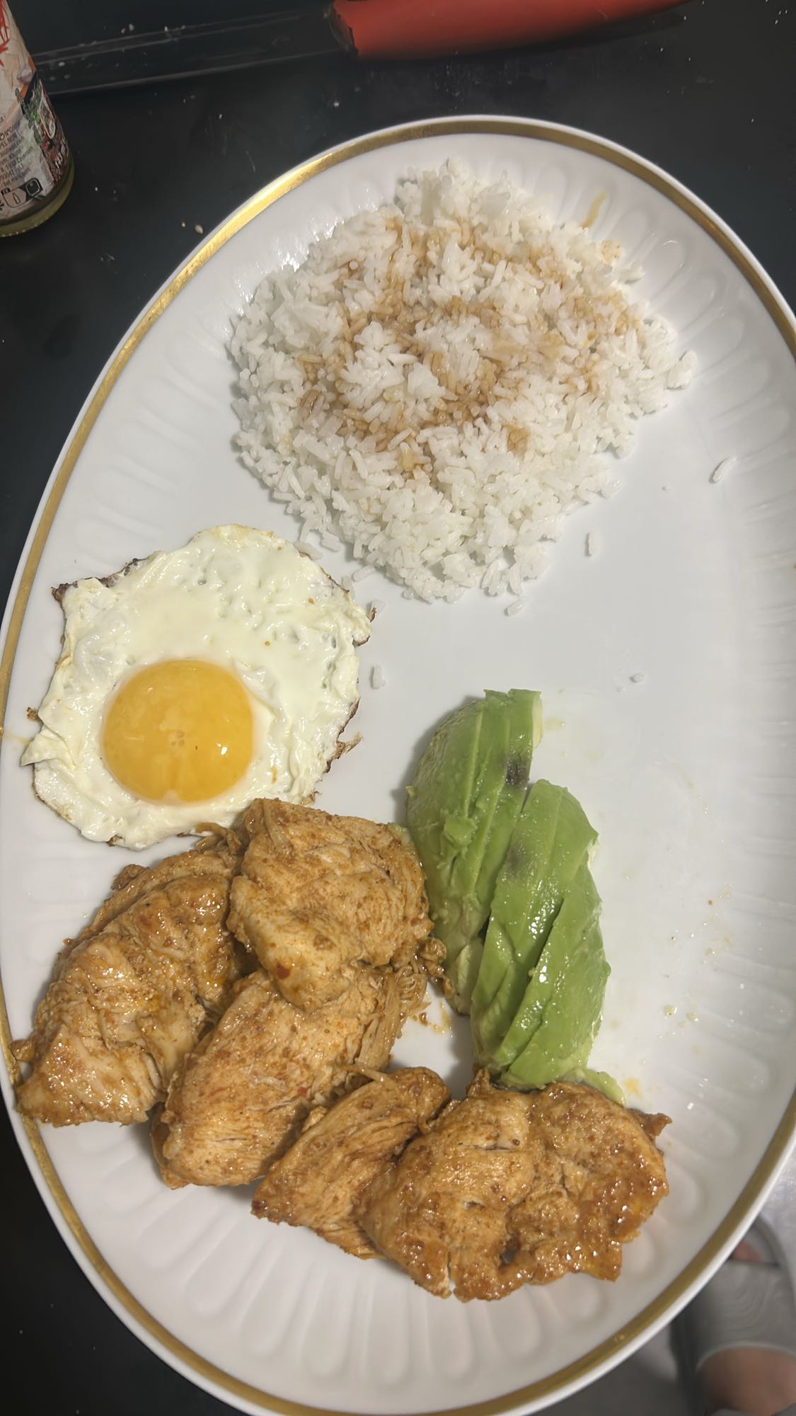 Poulet, riz, œuf, avocat