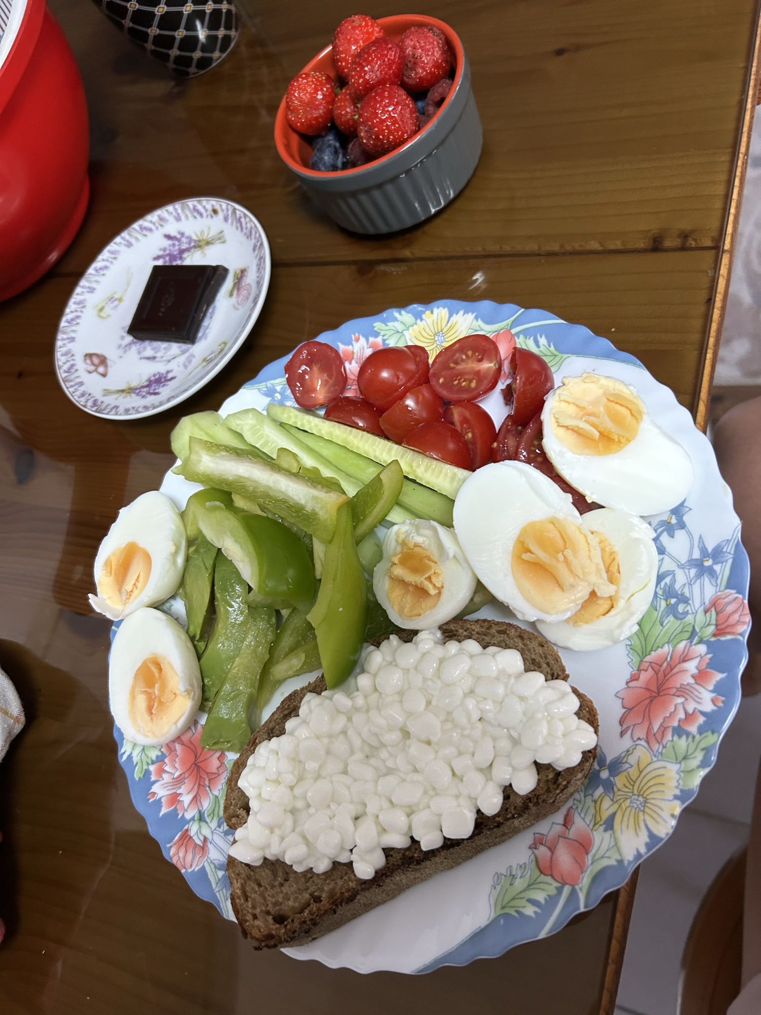 Mic dejun sănătos cu ouă, avocado și fructe