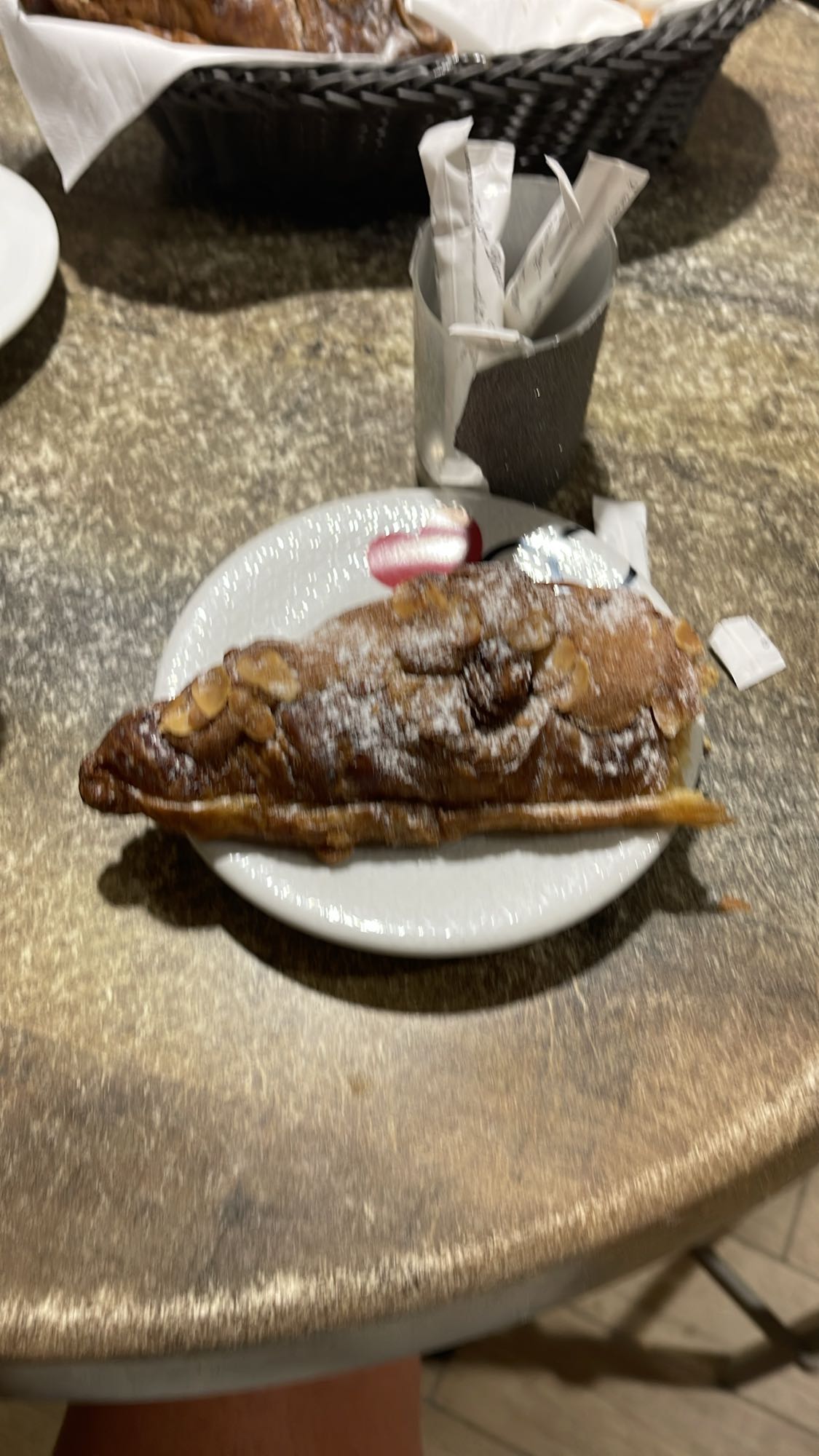 croissant aux amandes