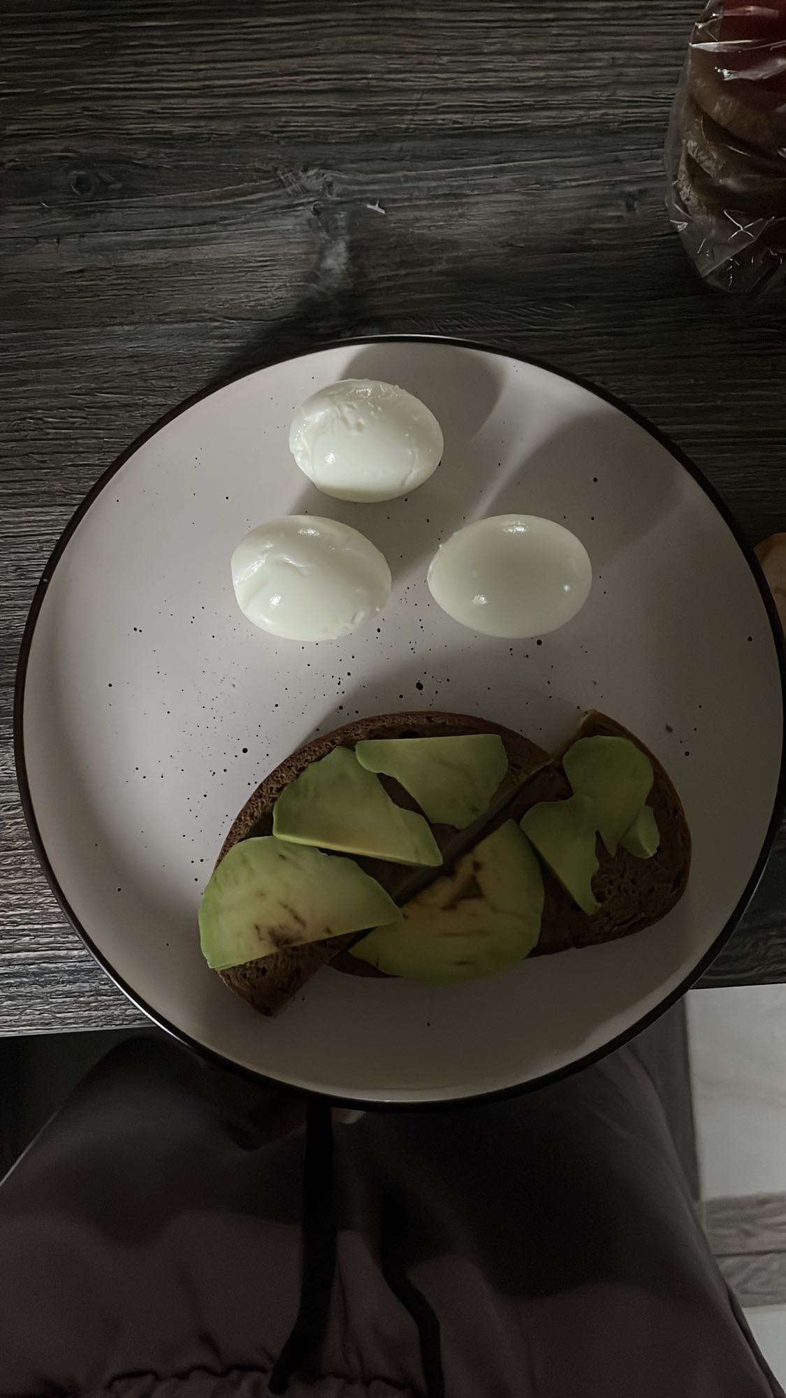 яйца и тост с авокадо