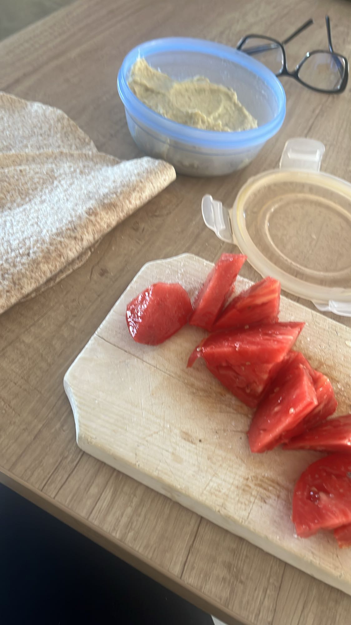 Wrap cu hummus și roșii