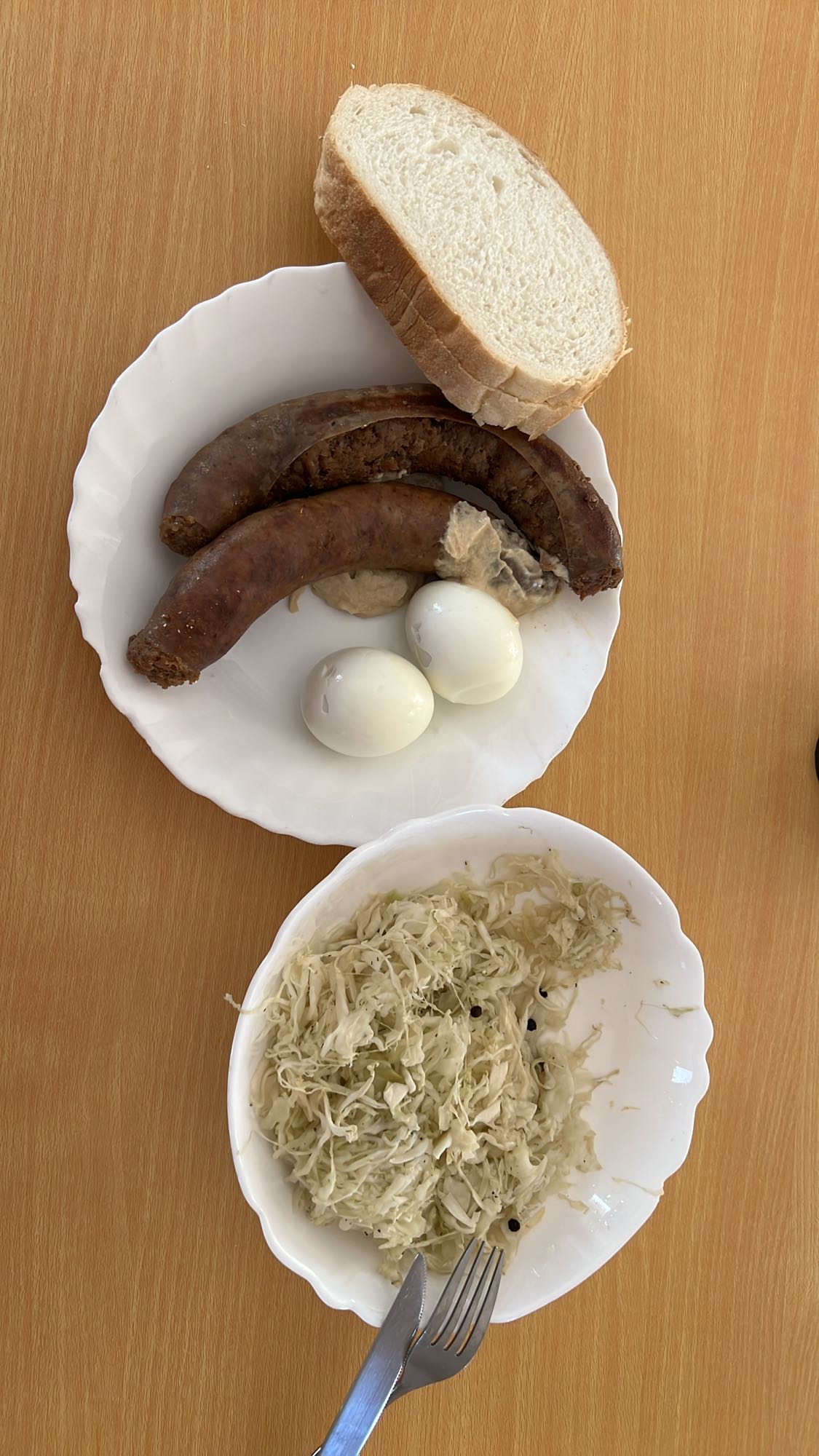 Cârnați cu ou și varză