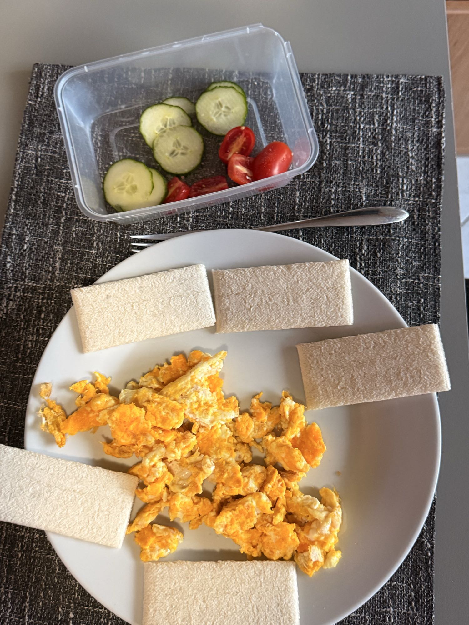 Oua cu legume si crackers