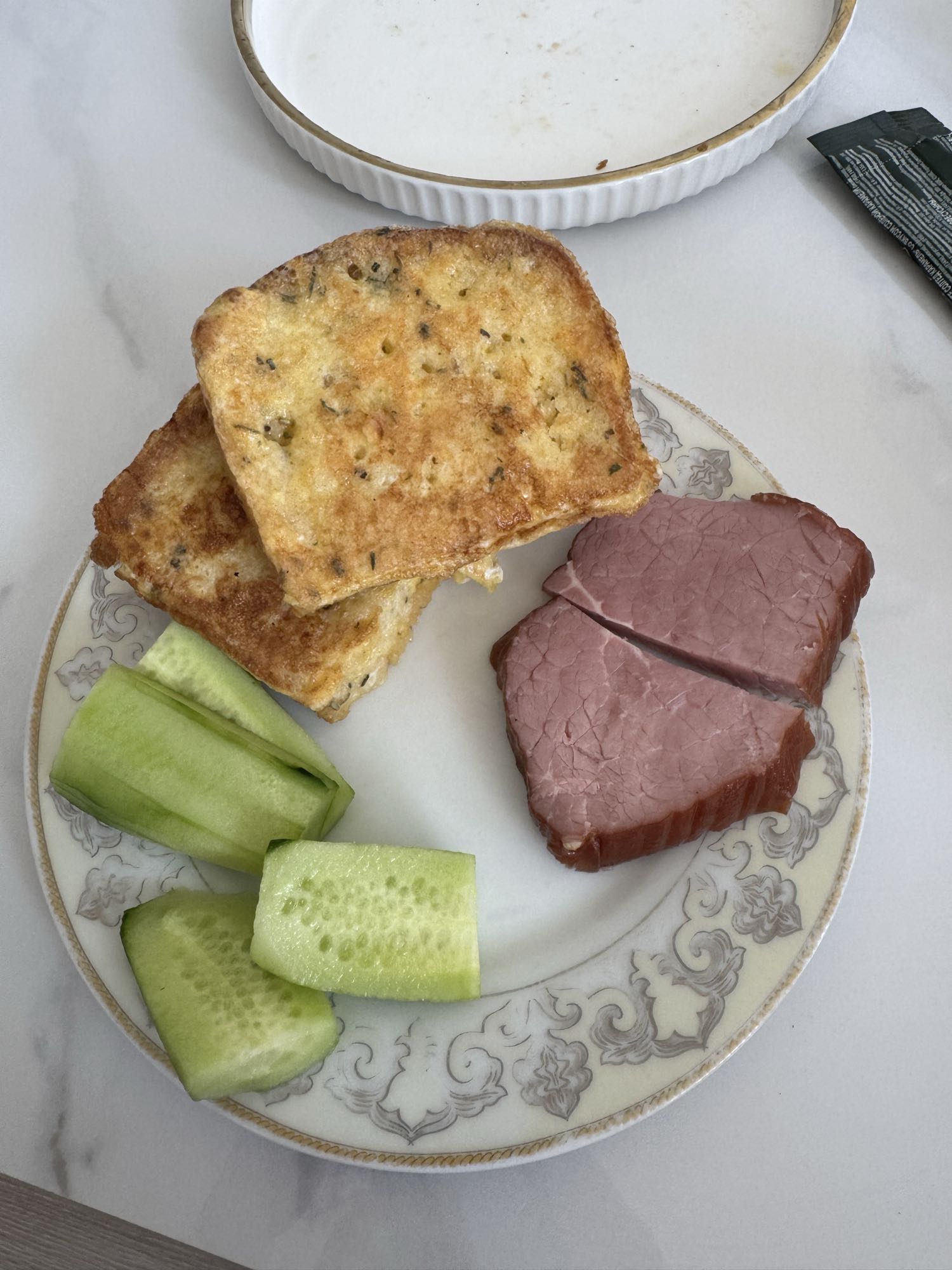 Гренки с говядиной и огурцом