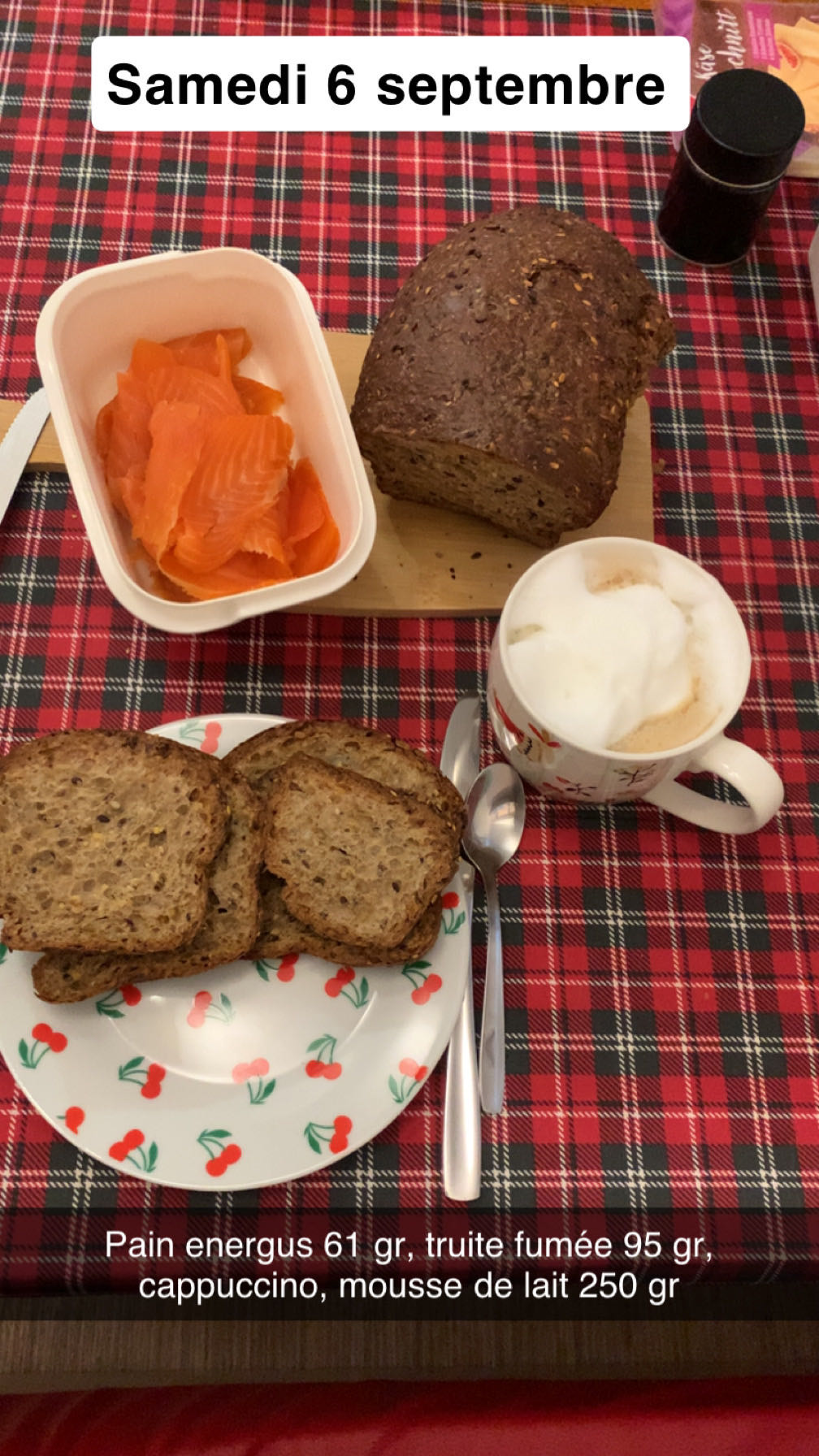 Petit-déjeuner pain truite cappuccino