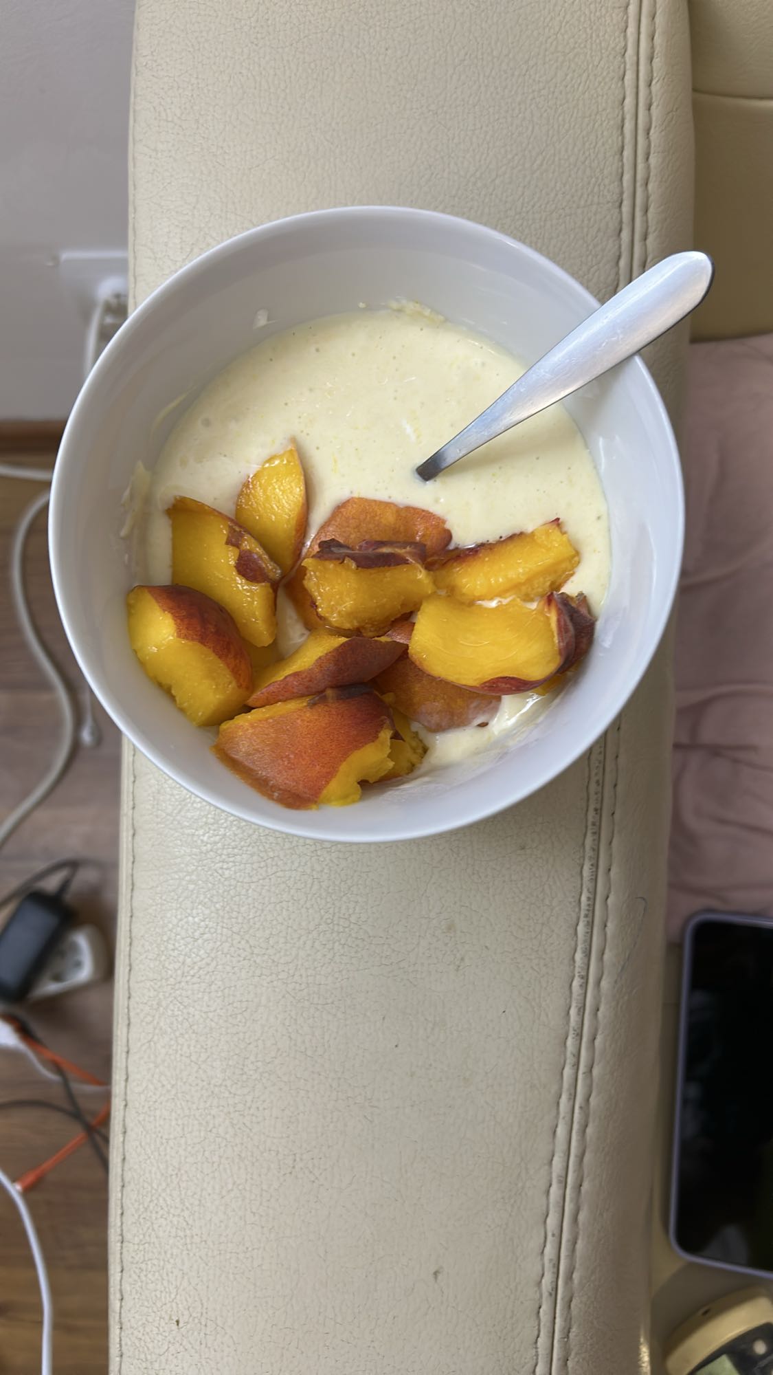 iaurt natural cu piersică și pudră proteică