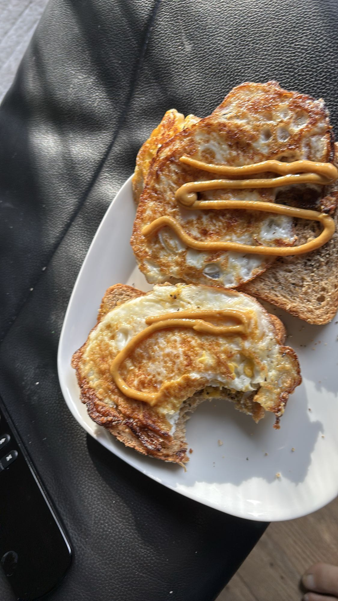 Egg og brød med sennep