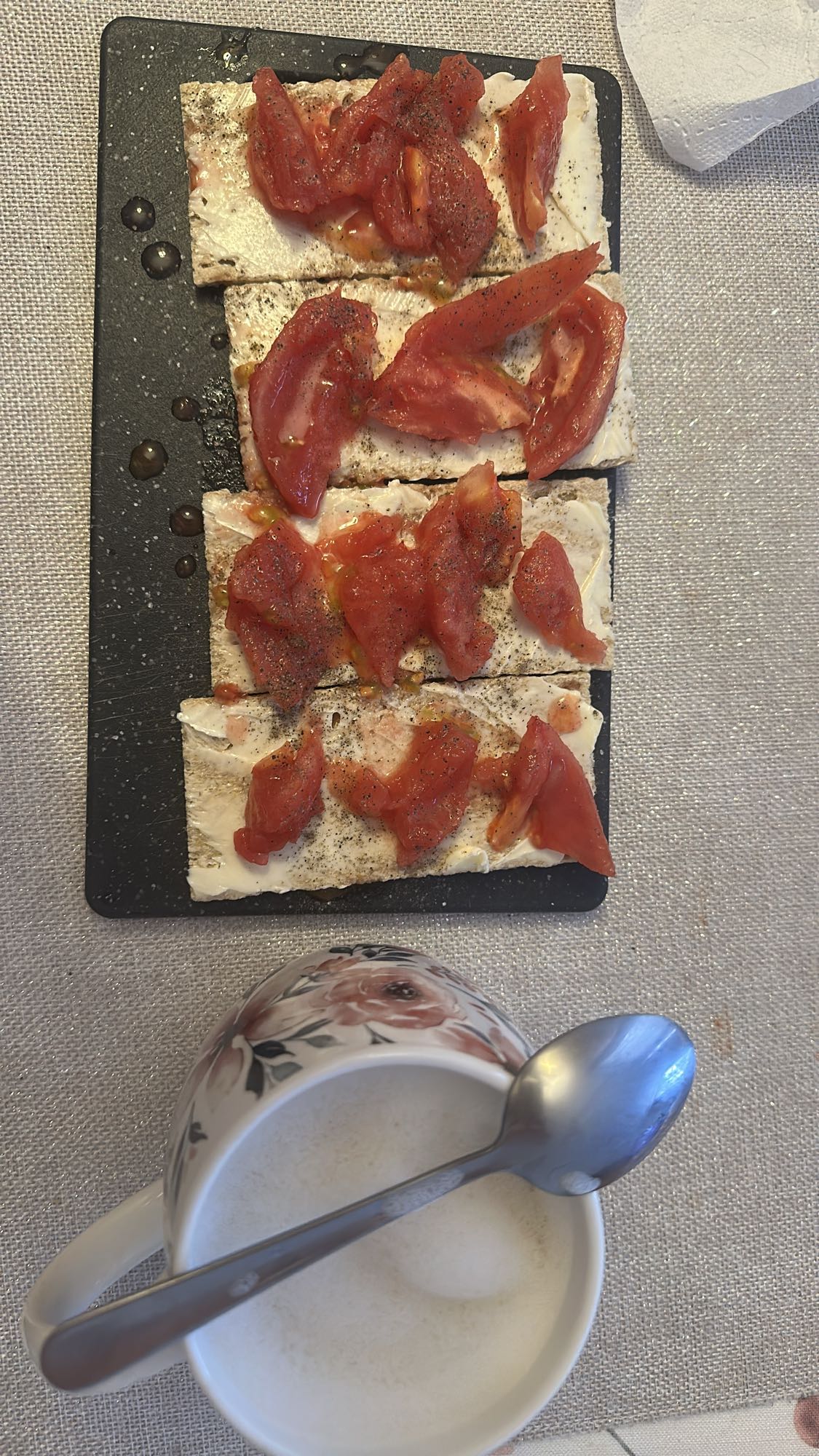 Wasa z serkiem i pomidorem