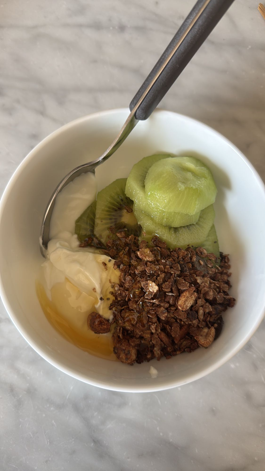 Yoğurtlu Kivi Granola Kasesi