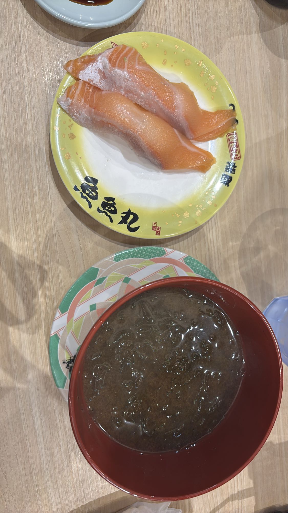 サーモン寿司と味噌汁