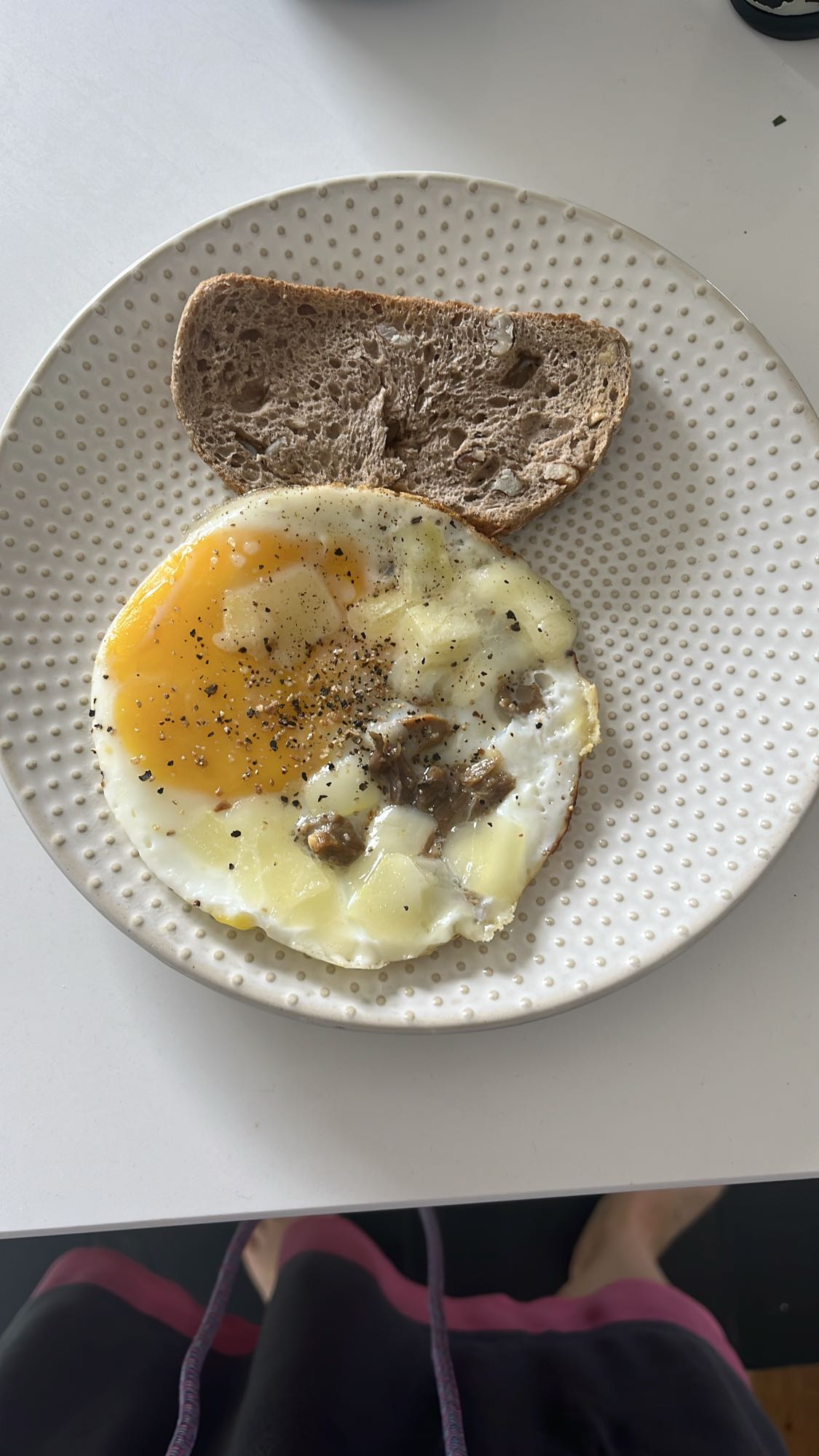 Œuf au fromage et pain