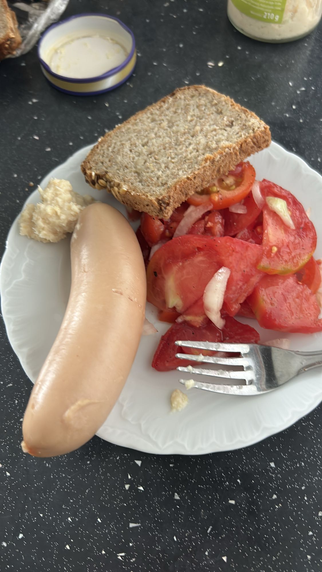 Parówka z chlebem i sałatką