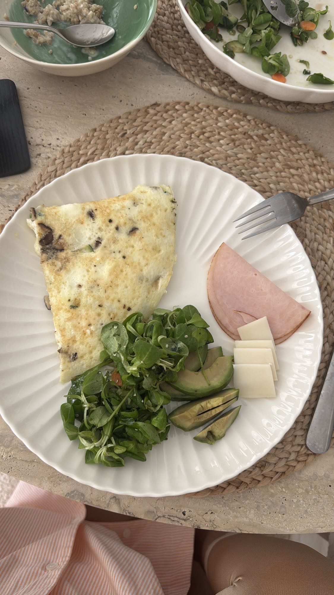 Омлет с салатом и ветчиной