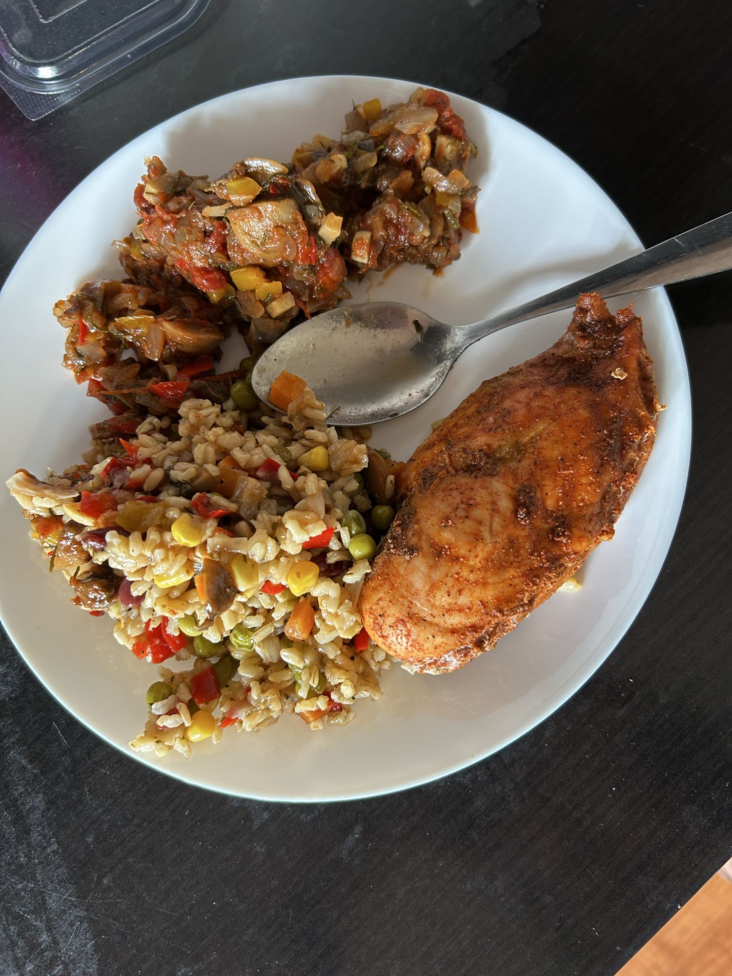 Pui la cuptor cu orez brun și tocăniță de ciuperci