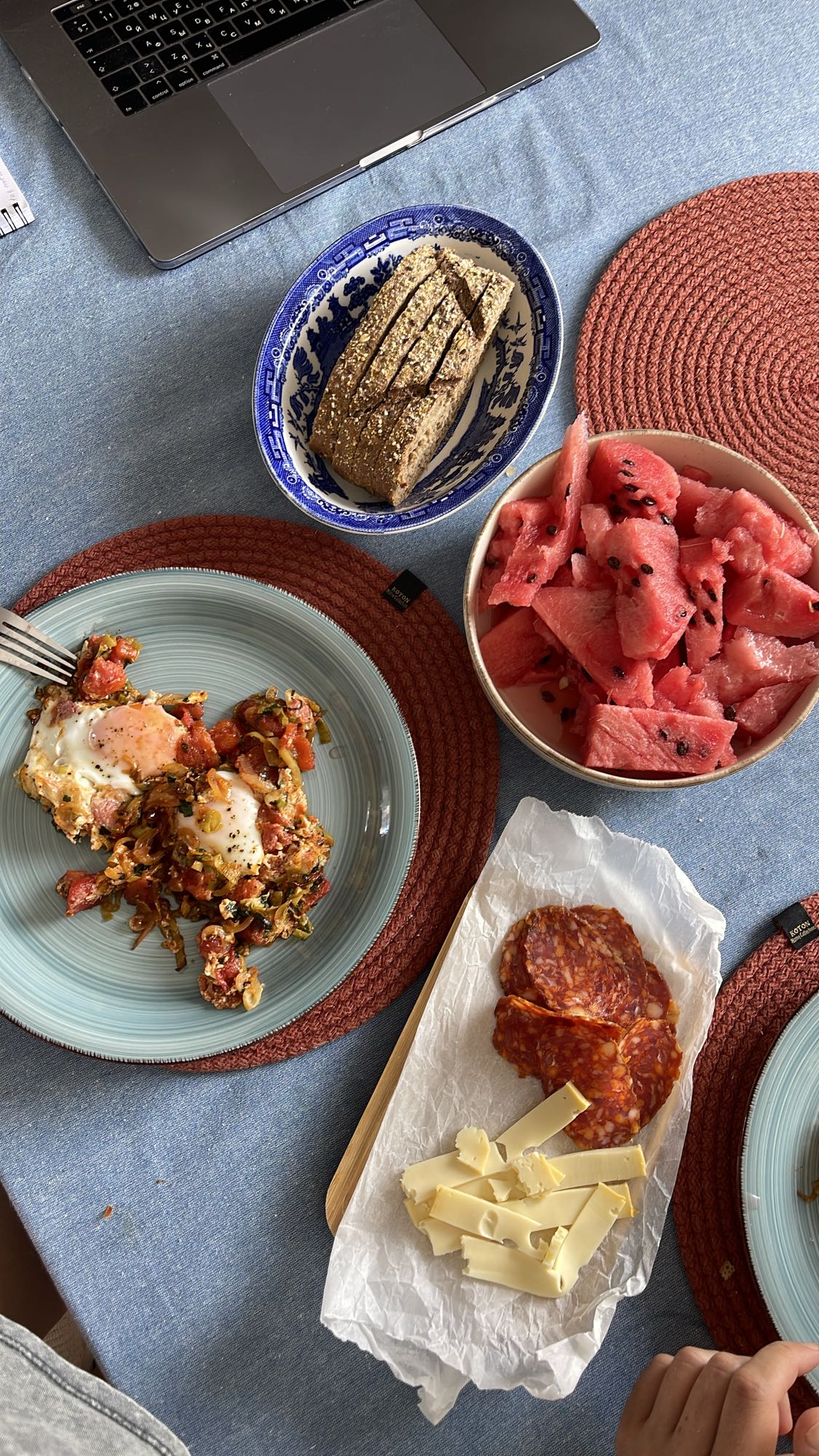 завтрак с яйцами и арбузом