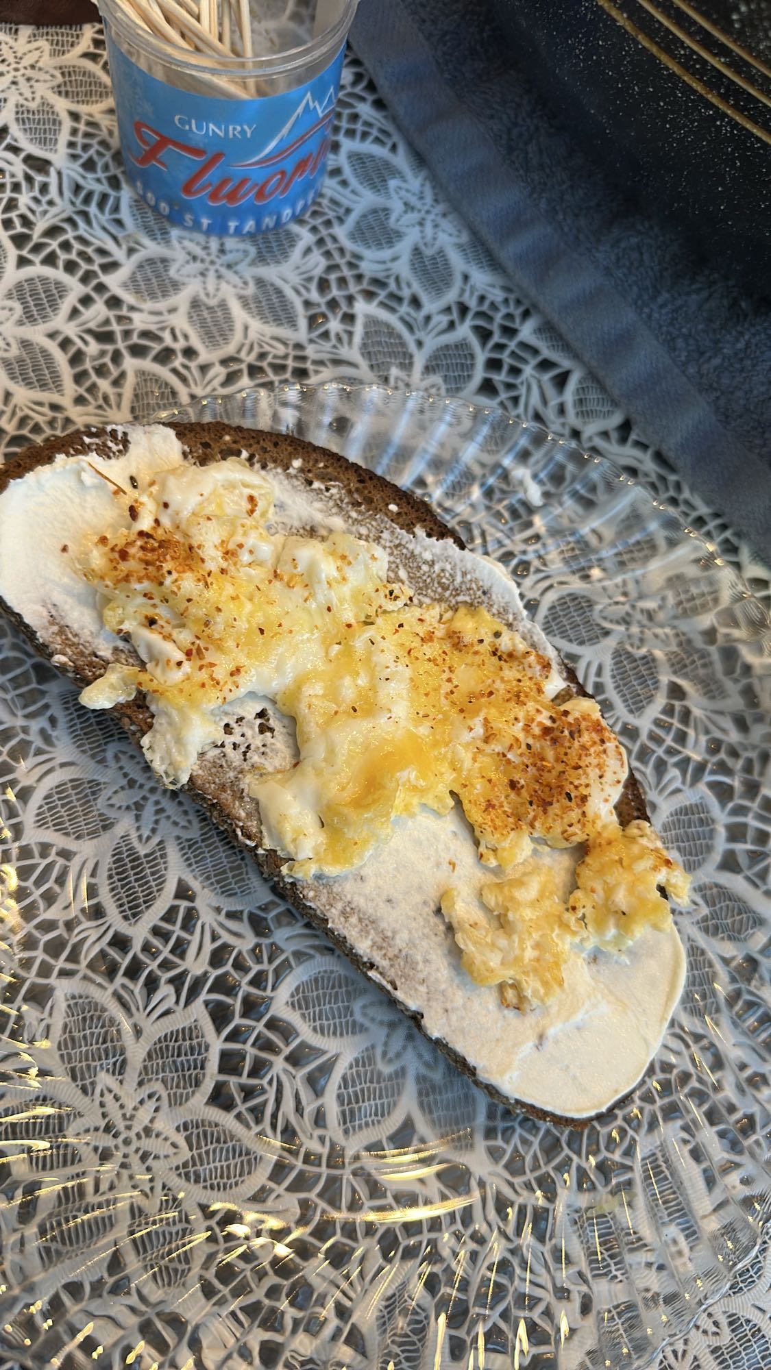 Äggmacka med gräddfil