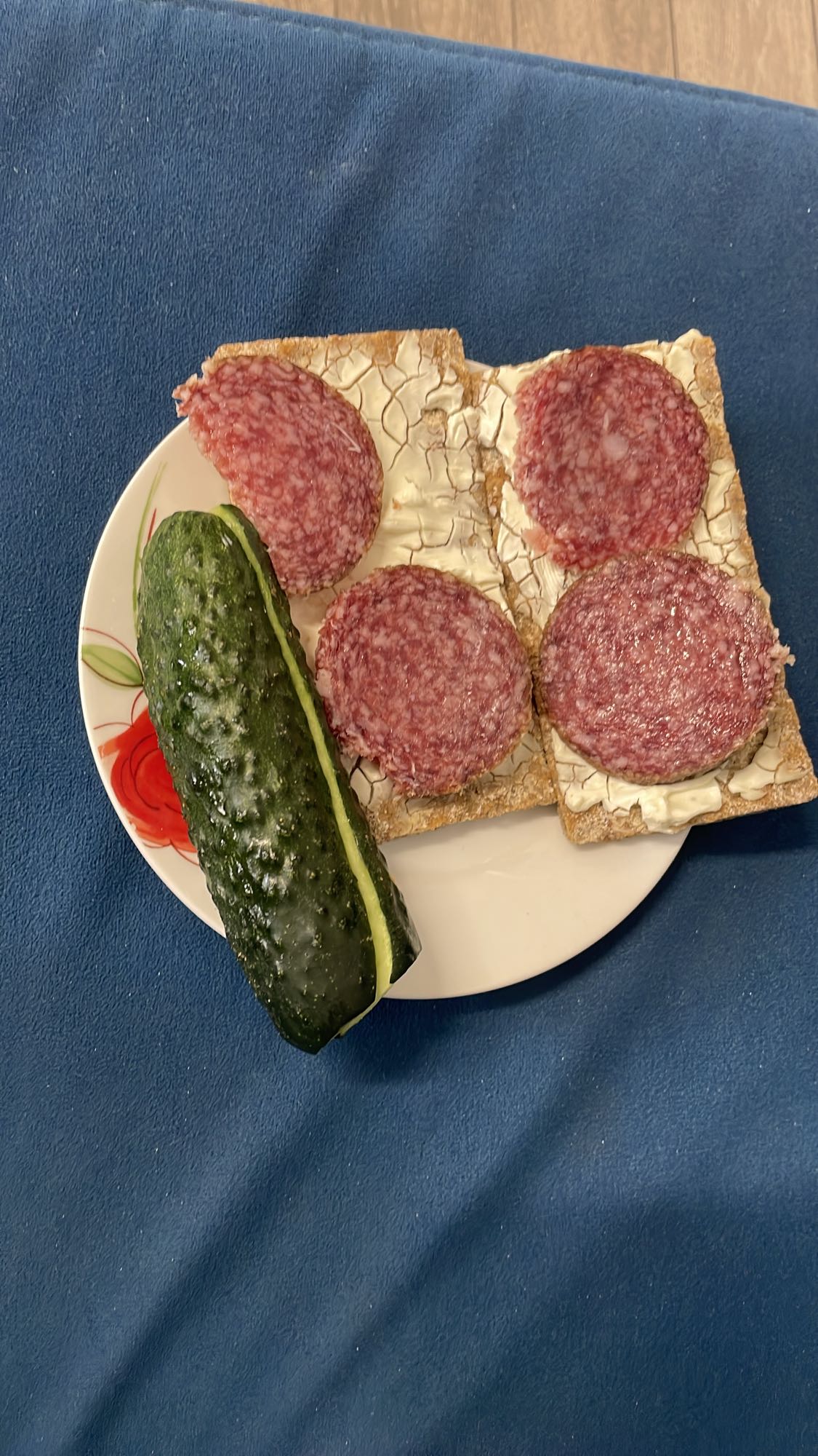 Crackers cu salam și castravete