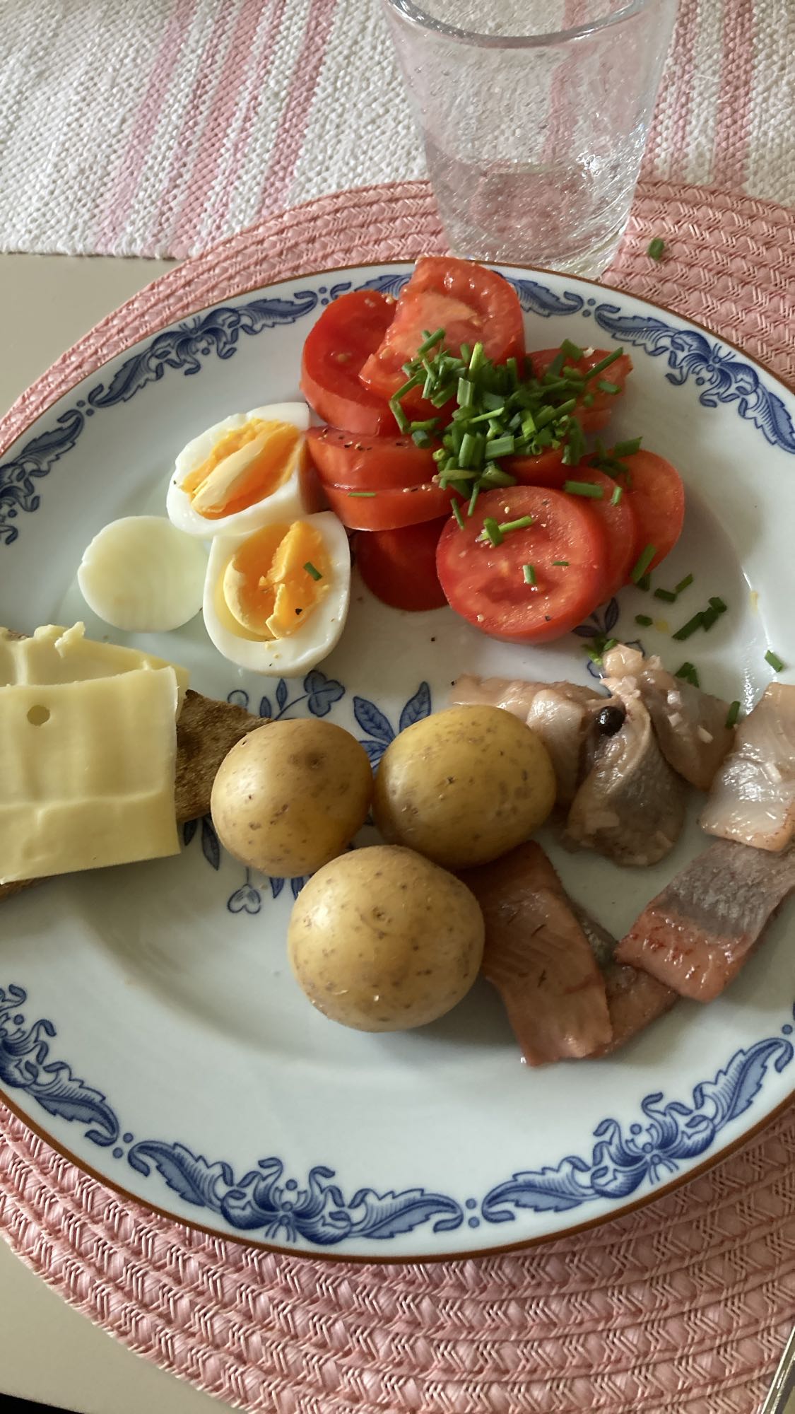 Sill, potatis och äggtallrik