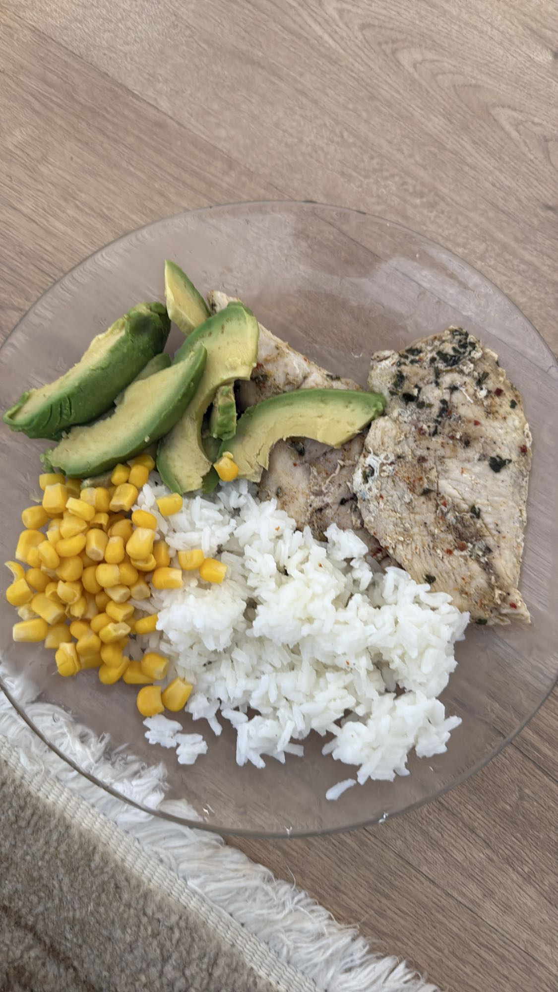 Pollo con arroz, aguacate y maíz
