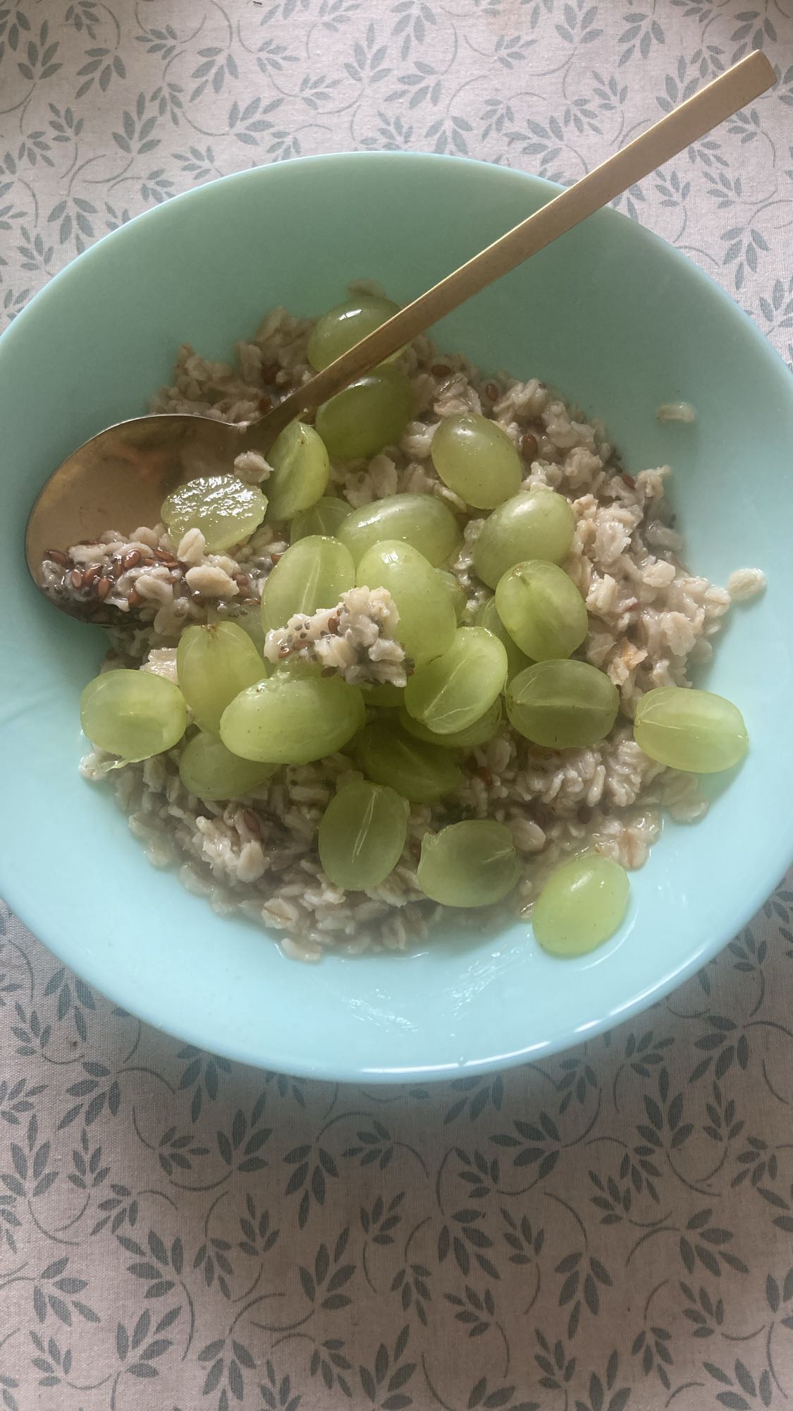 Oatmeal with grapes