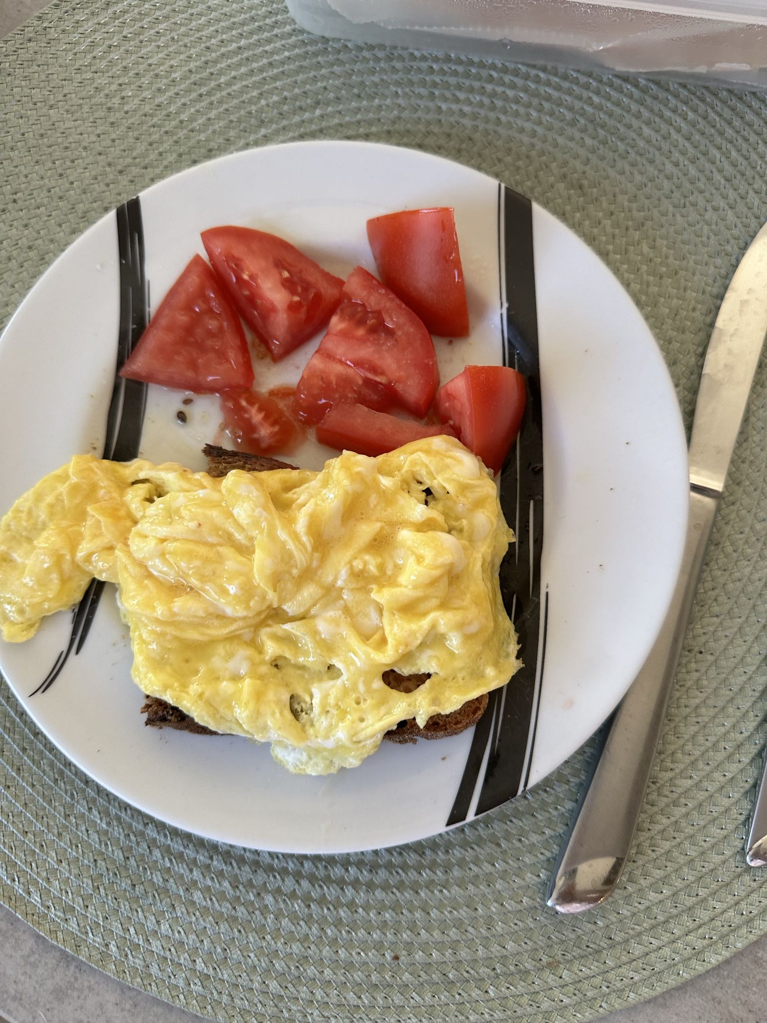 Tostada con huevo y tomate