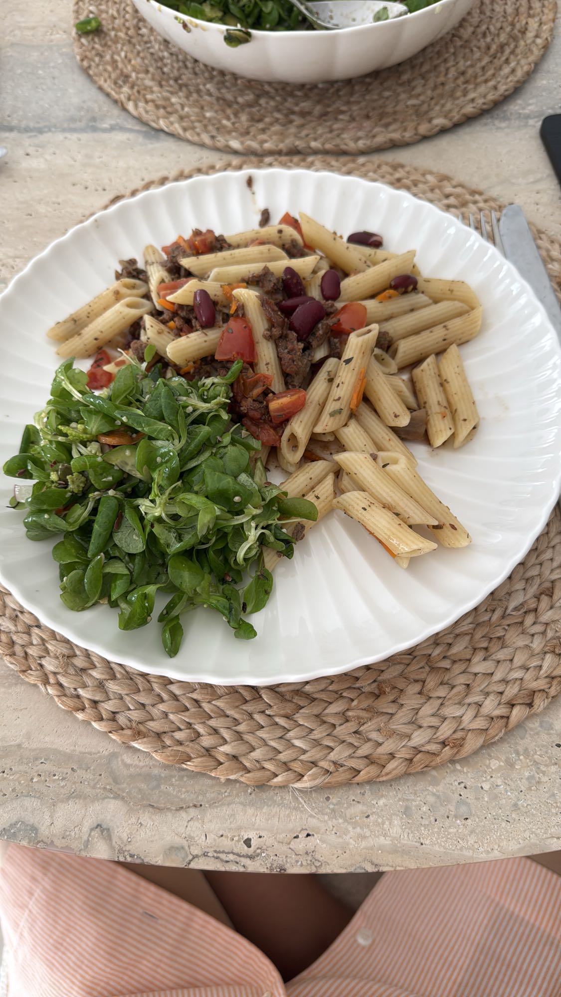 паста с салатом