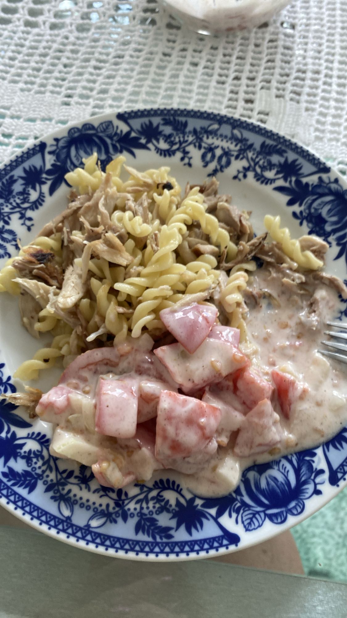 Makaron z kurczakiem i sałatką