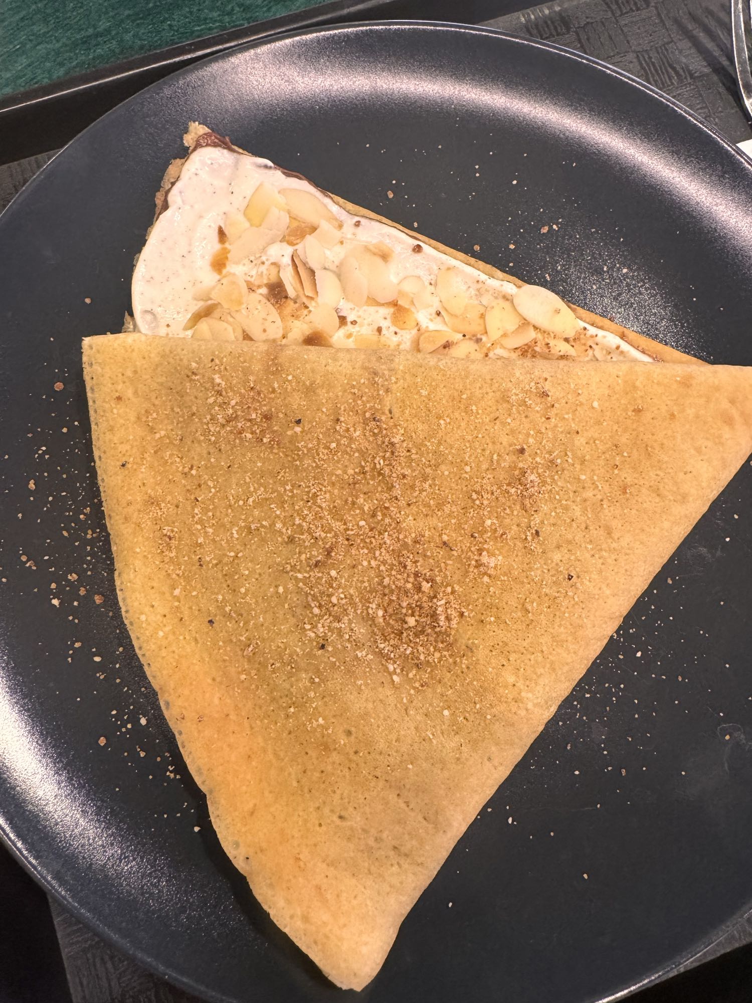 Clătită cu cremă și migdale