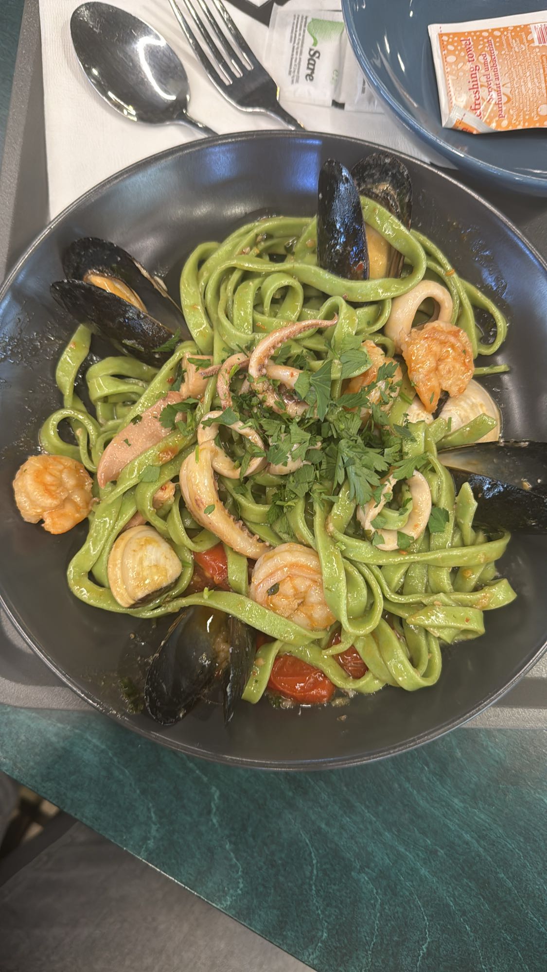 Tagliatelle verzi cu fructe de mare