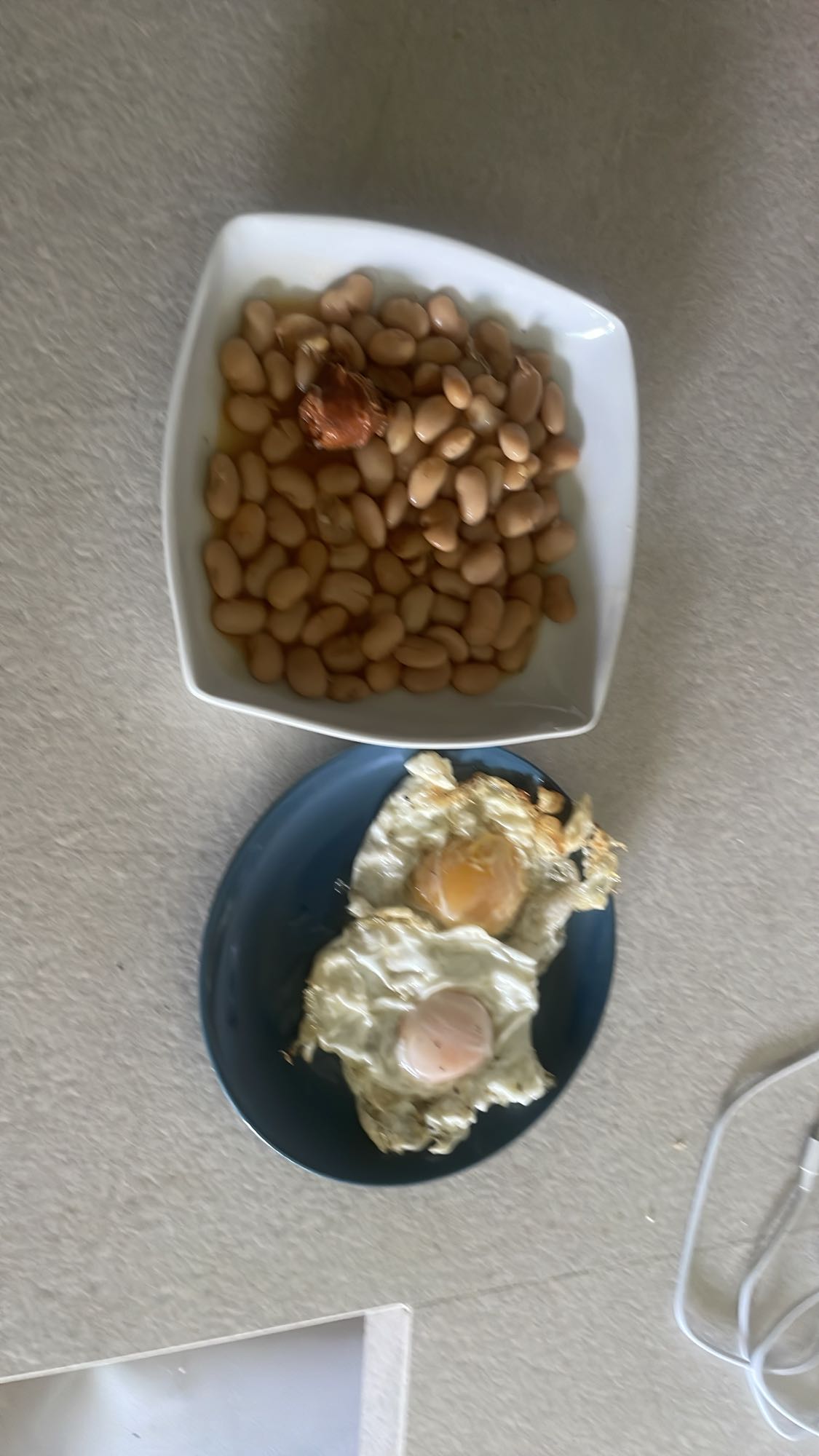 Huevos fritos con frijoles