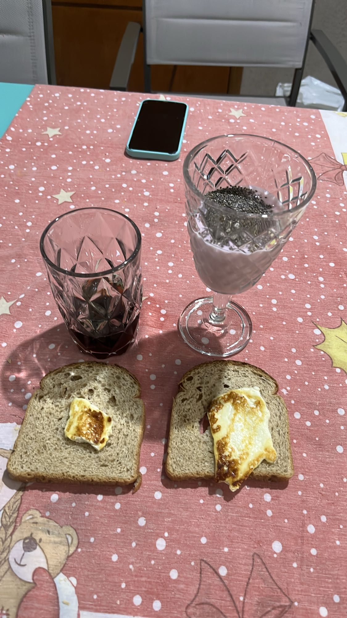 Pão com queijo e bebidas
