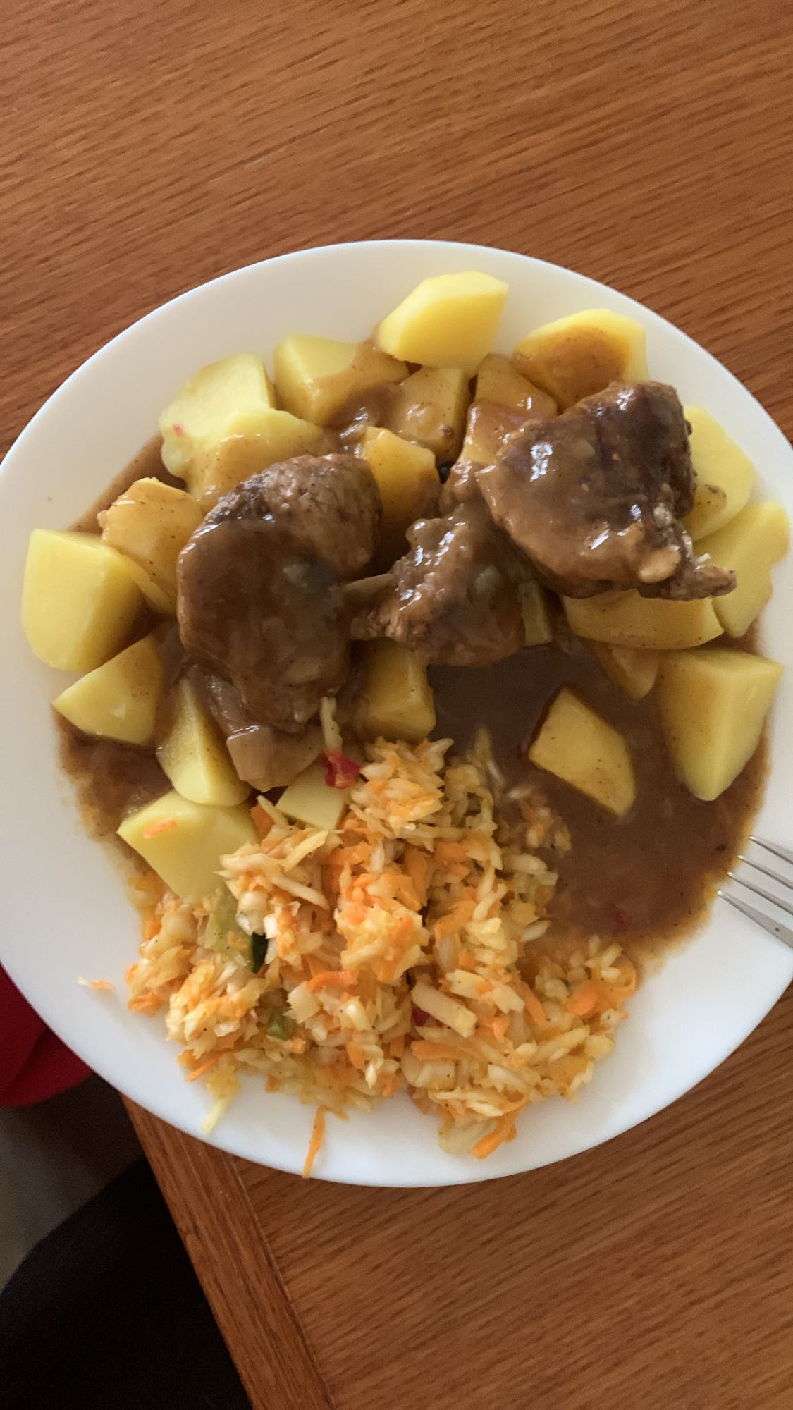 Gulasz z ziemniakami i surówką