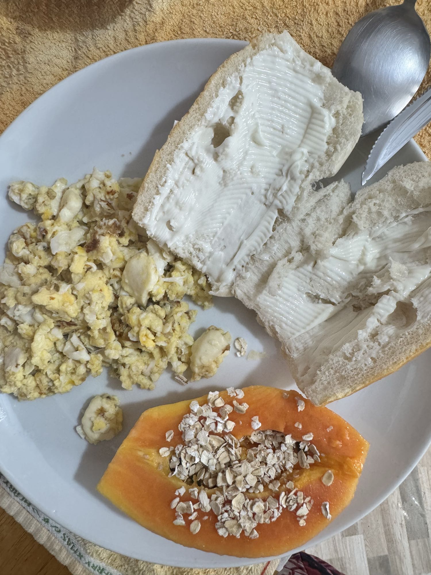 Café com ovos e mamão