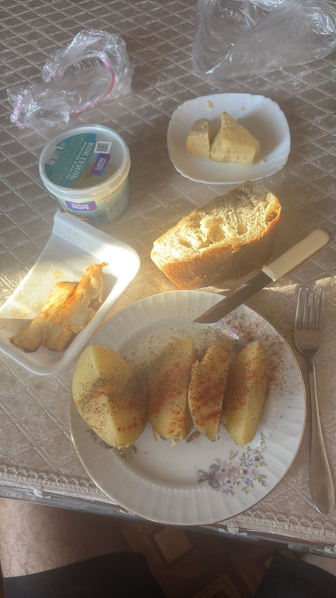 Картофель с рыбой и хлебом