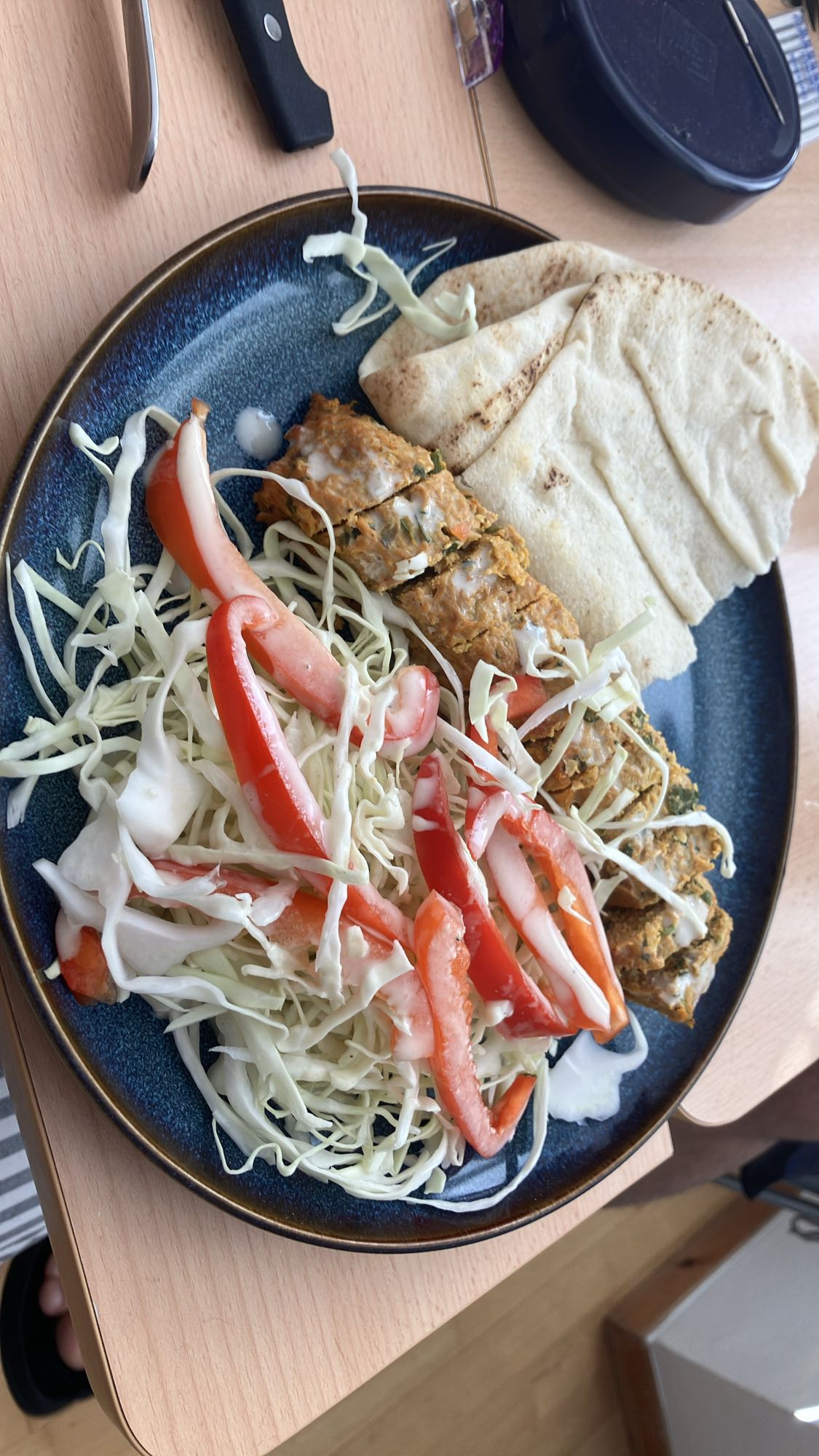 Kebab com salada e pão