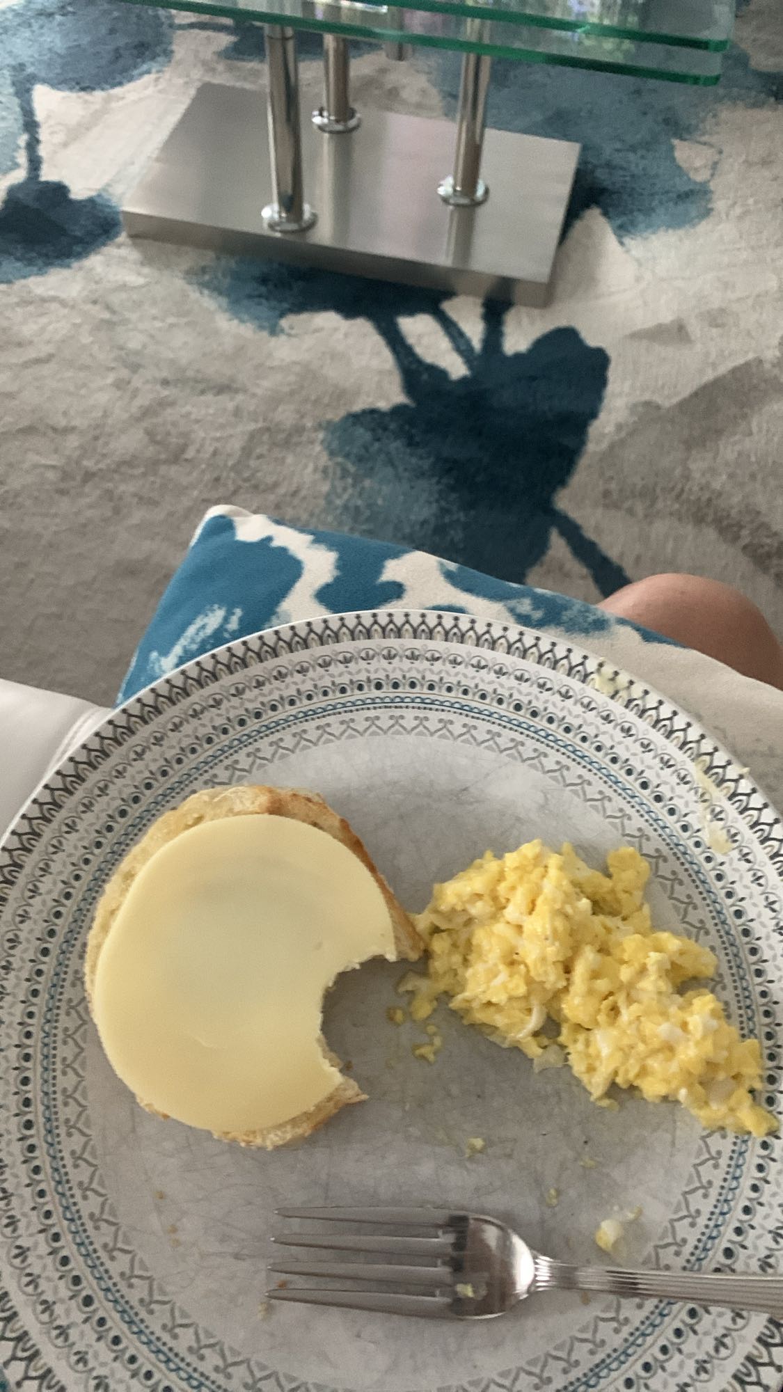 Oeufs brouillés et pain