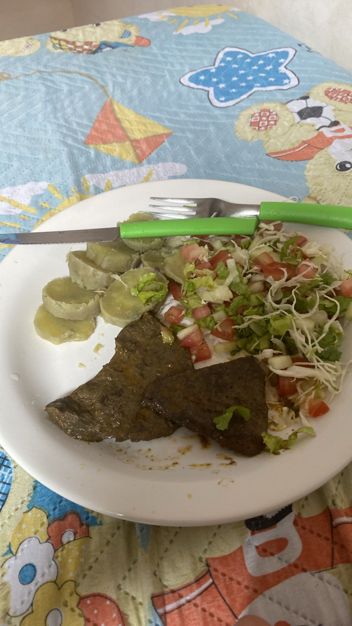 Bife, salada e banana cozida