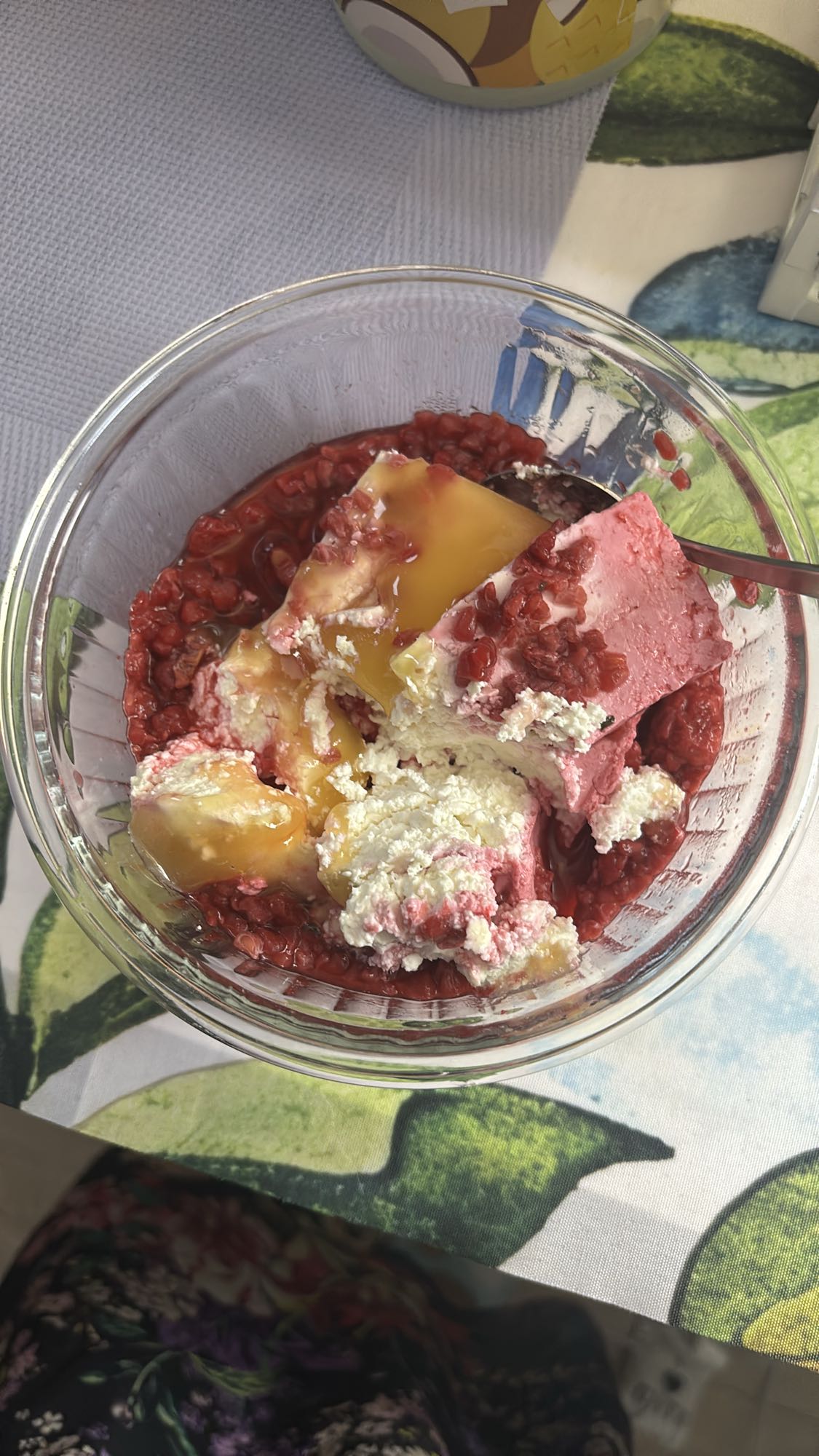 maliny z twarogiem i miodem