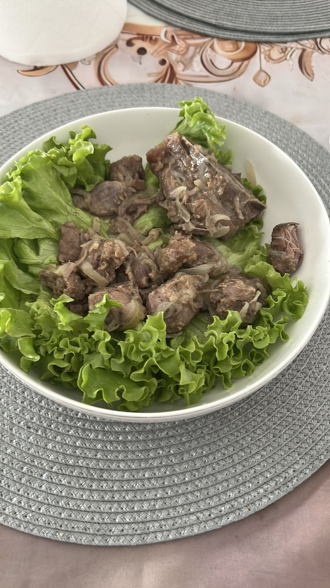 Boeuf sur lit de laitue