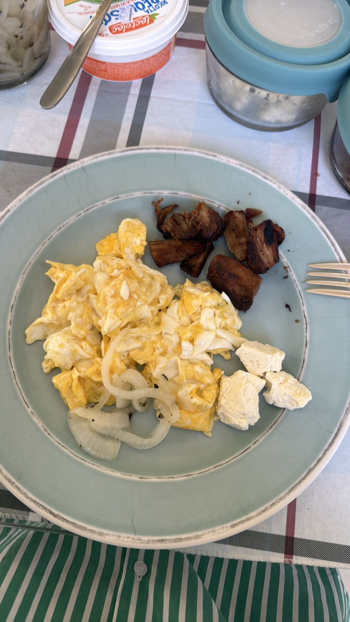 Desayuno con huevo y carne