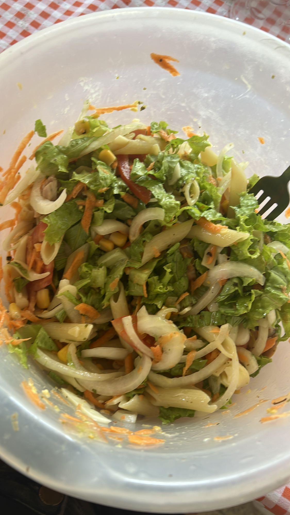 Salada de macarrão colorida