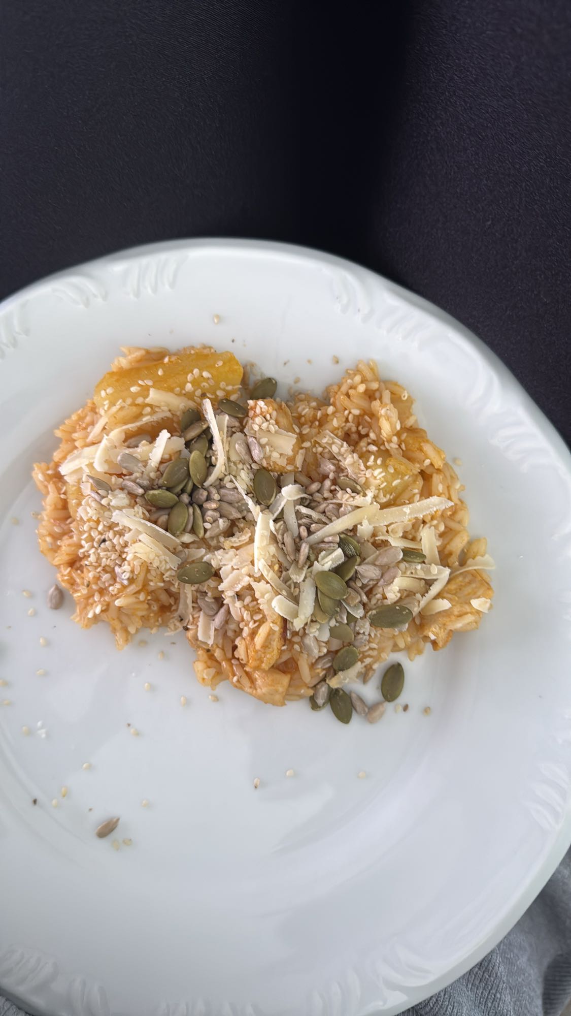 Arroz com frango e sementes