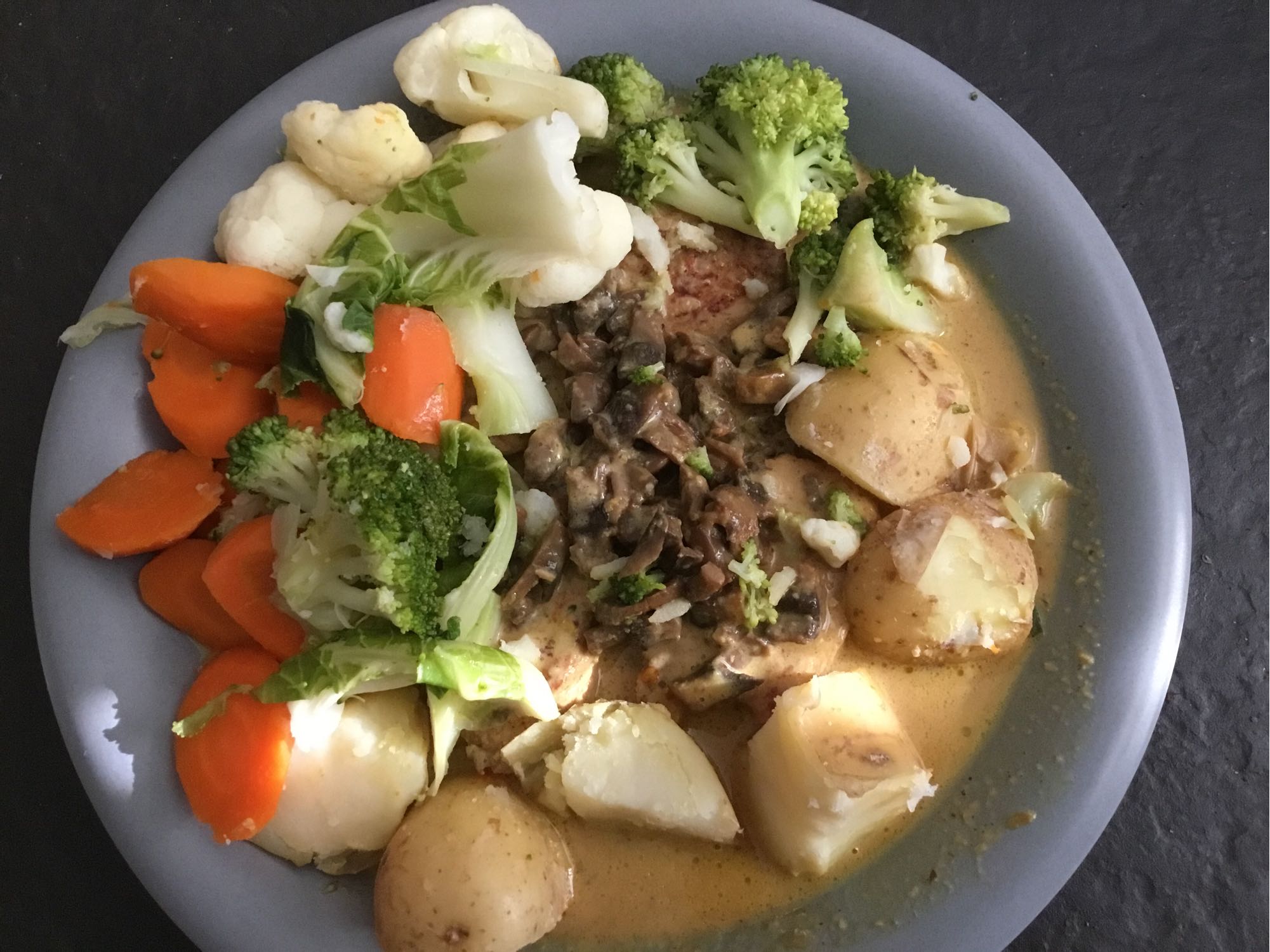 Grönsaker med potatis och sås