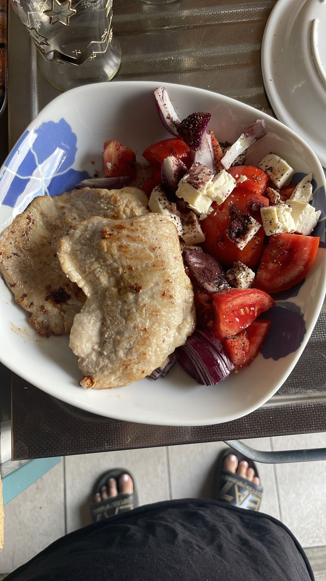 Friptură cu salată